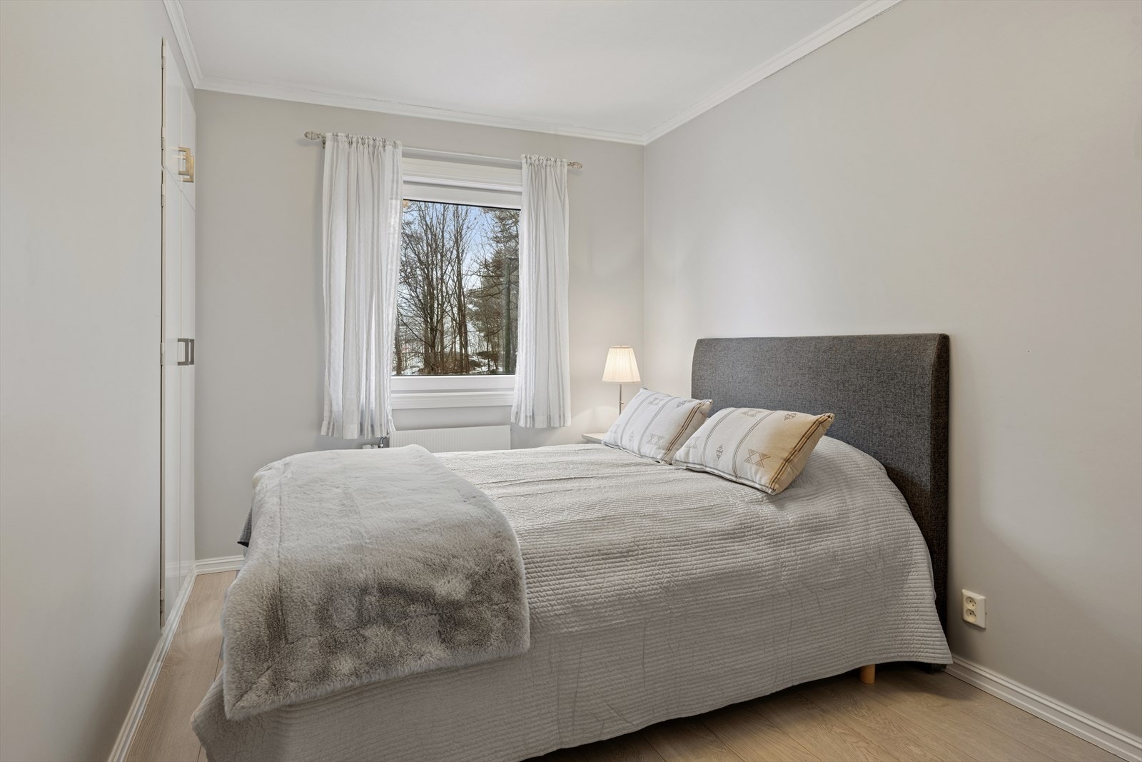 Leiligheten har 2 gode soverom med plassbygde skap. Galleribilde