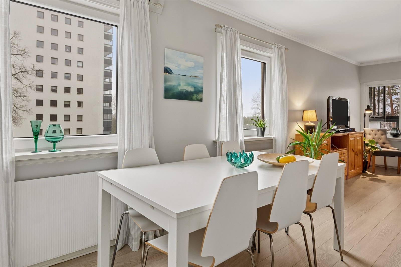 Gode vinduer slipper rikelig med lys inn. Galleribilde