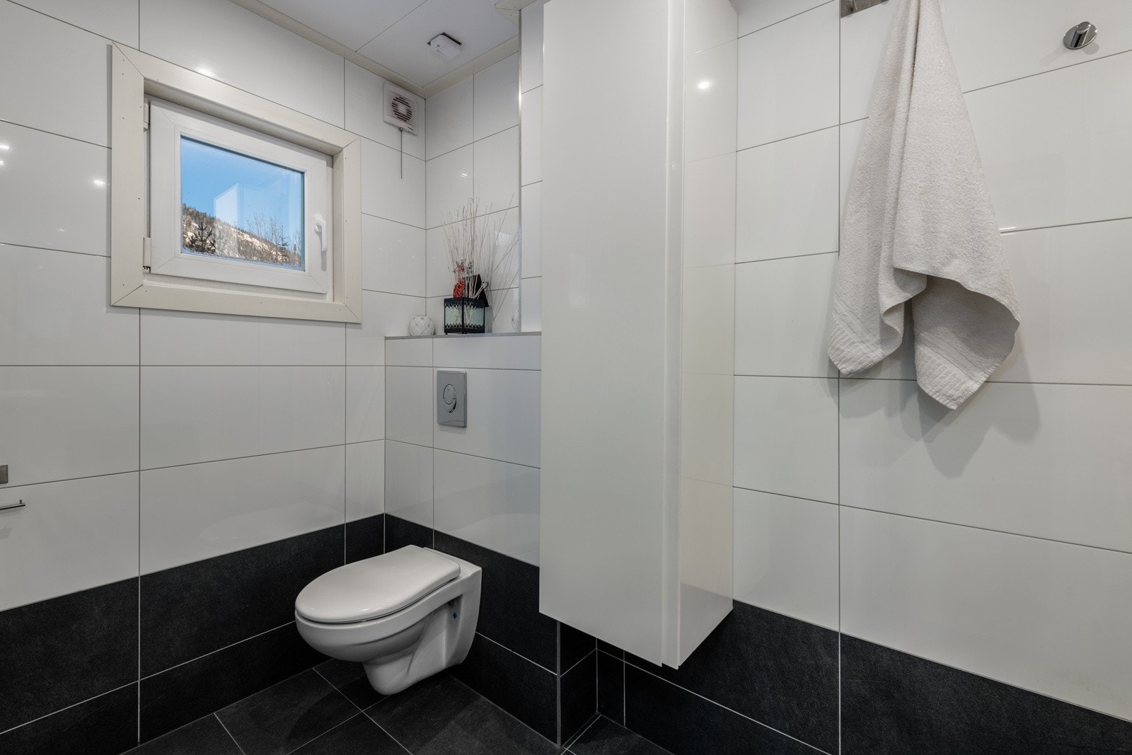 Badet med vegghengt toalett og innredning Galleribilde