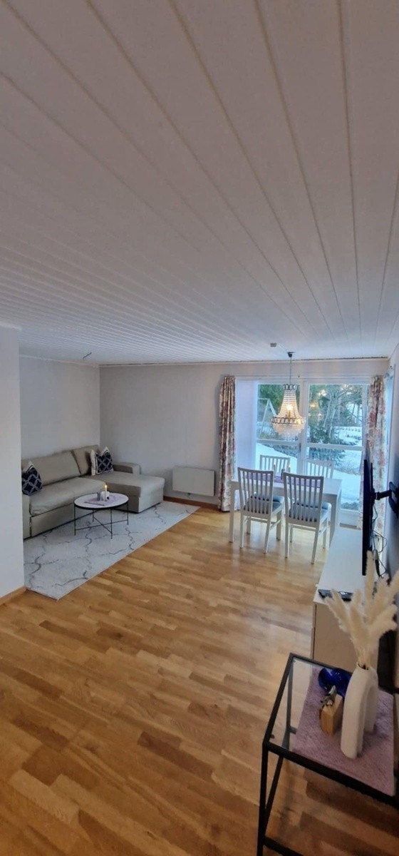 Lys og romslig stue med åpen løsning mot kjøkken, god plass til både avslapning og sosialt samvær. Galleribilde
