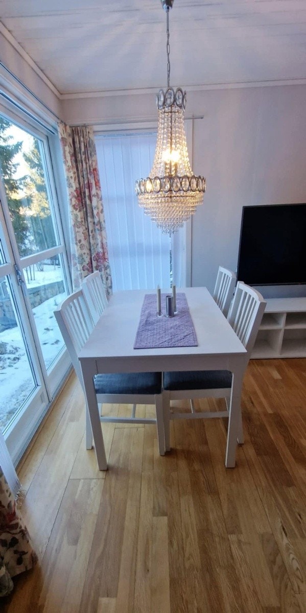 Hyggelig spiseplass som egner seg like godt til frokost i hverdagen som middager med gjester. Galleribilde