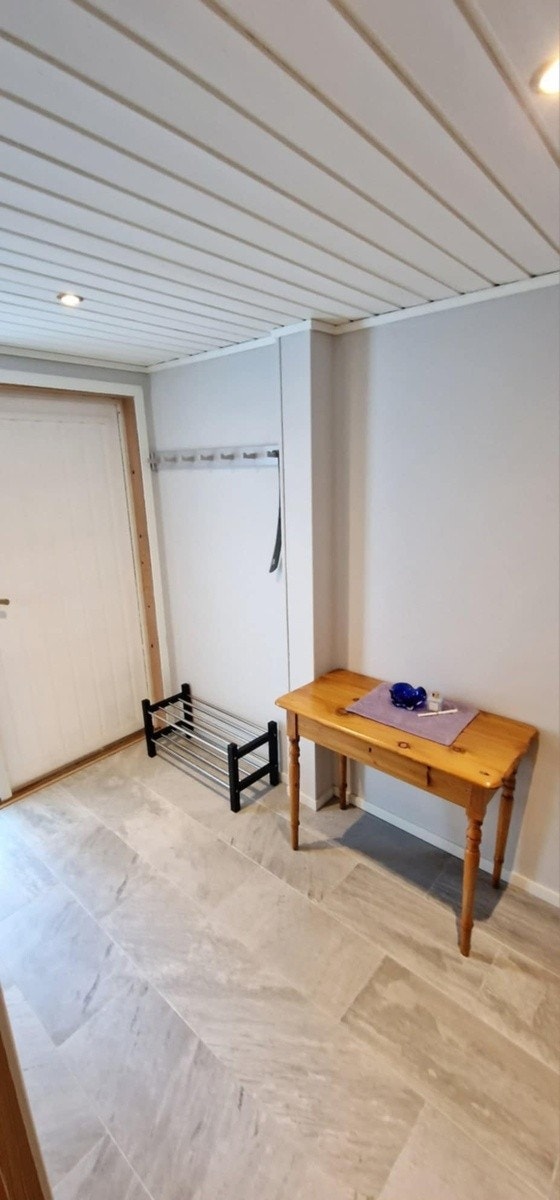 Romslig inngangsparti med slitesterkt flisgulv og varmekabler som gir en komfortabel start på dagen, samt god plass til yttertøy, sko og oppbevaring. Galleribilde