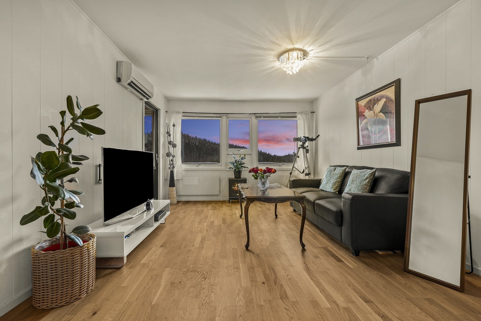 Fra stuen i 9. etasje har du en høy og fri beliggenhet med flott utsikt over de grønne omgivelsene. Galleribilde