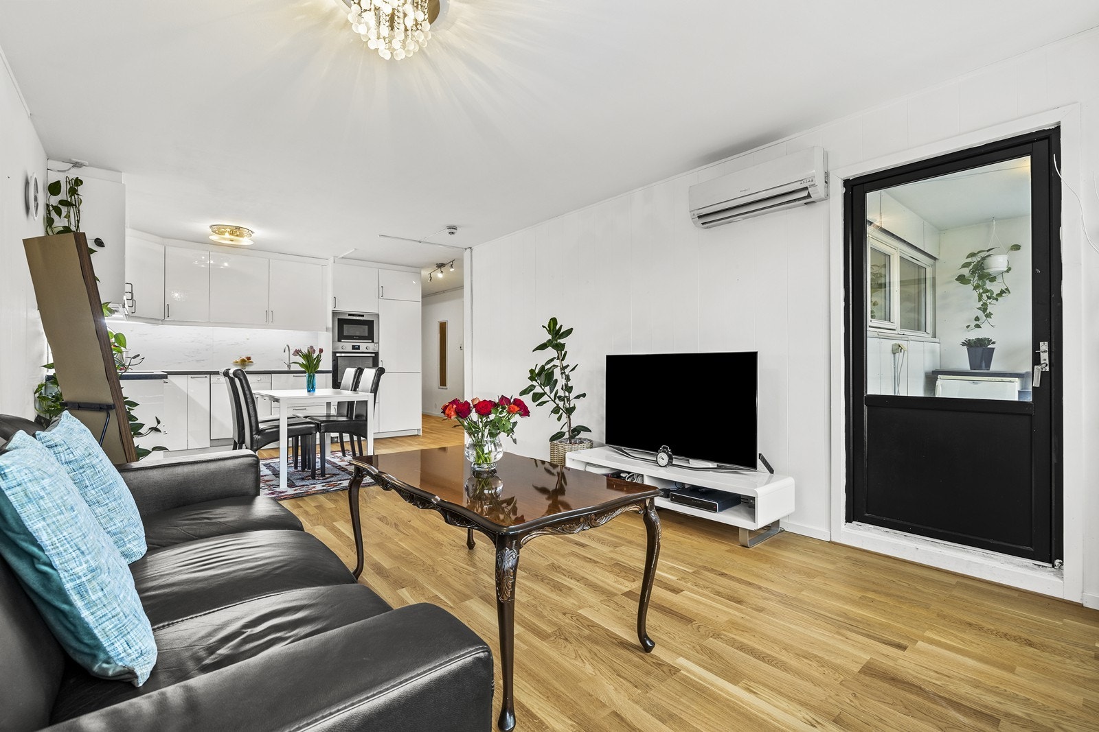 Gjennomgående lyse overflater og god takhøyde bidrar til den luftige atmosfæren. Galleribilde