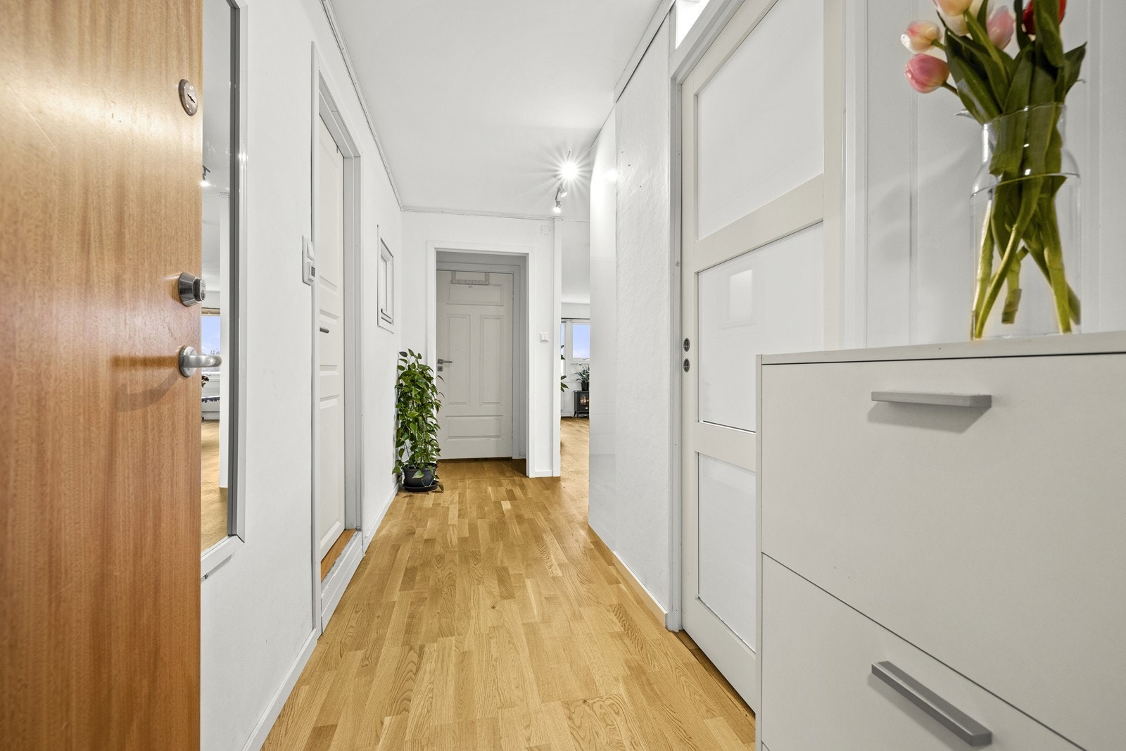 Entréen gir et godt førsteinntrykk med parkettgulv lagt i 2023 og tilknyttet garderobe for oppbevaring. Galleribilde