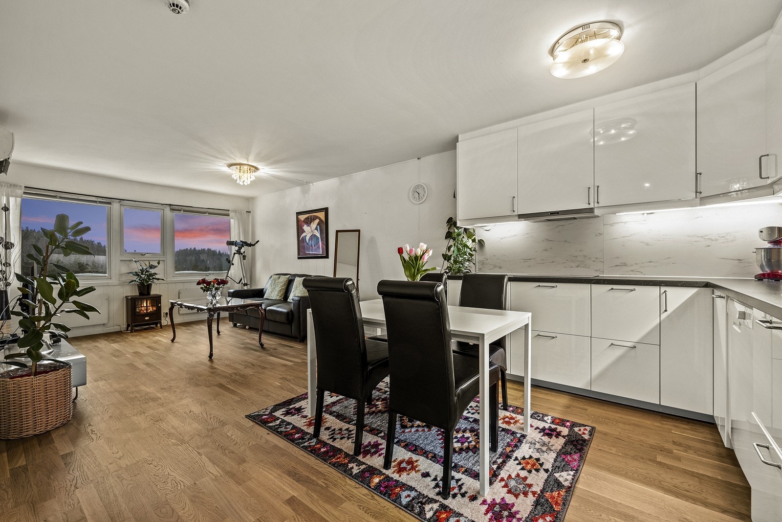 En betydelig oppgradert leilighet med en sosial, åpen løsning mellom stue og kjøkken. Galleribilde