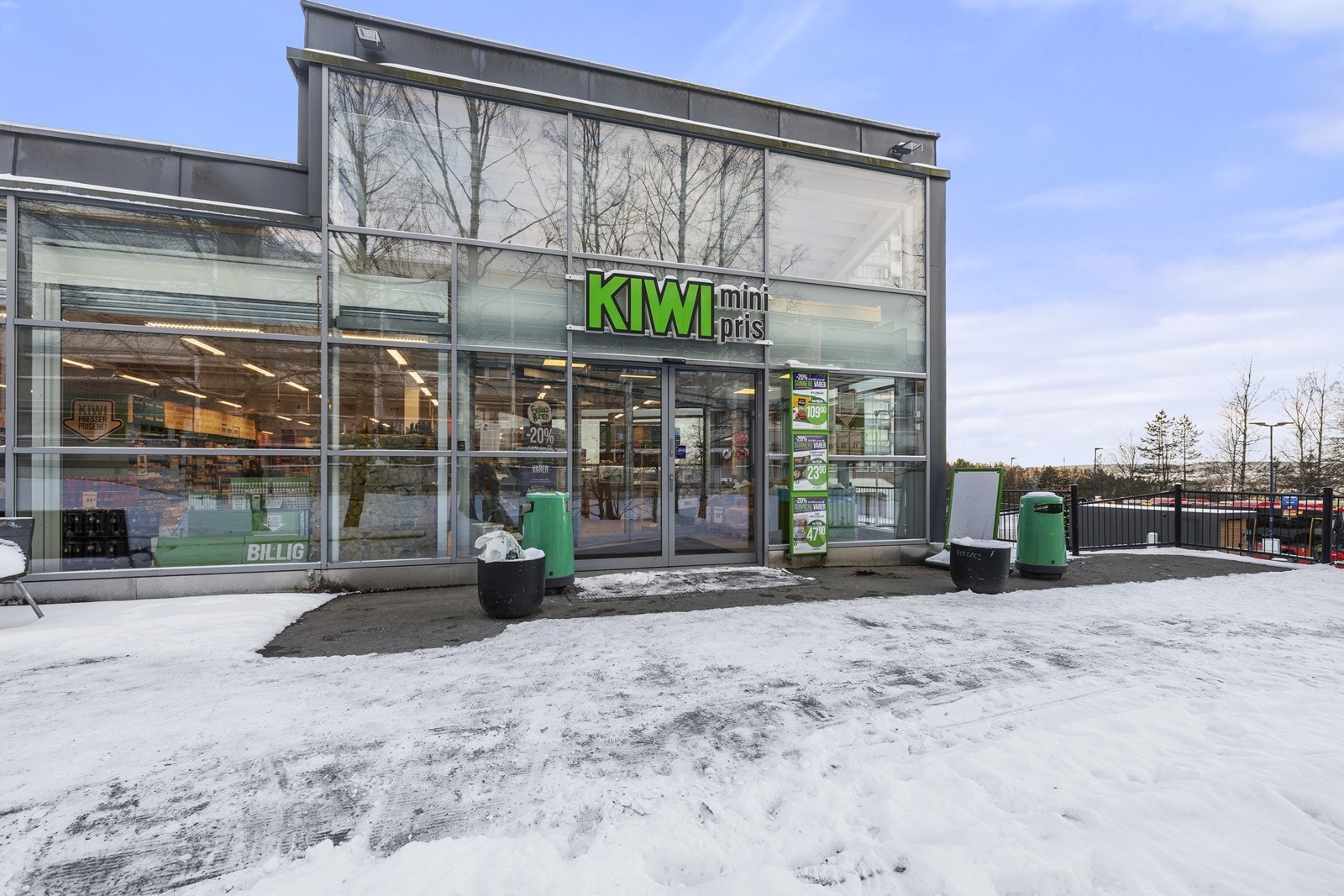 Hverdagslogistikken er enkel med Kiwi for dagligvarehandel kun ett minutts gange fra døren. Galleribilde