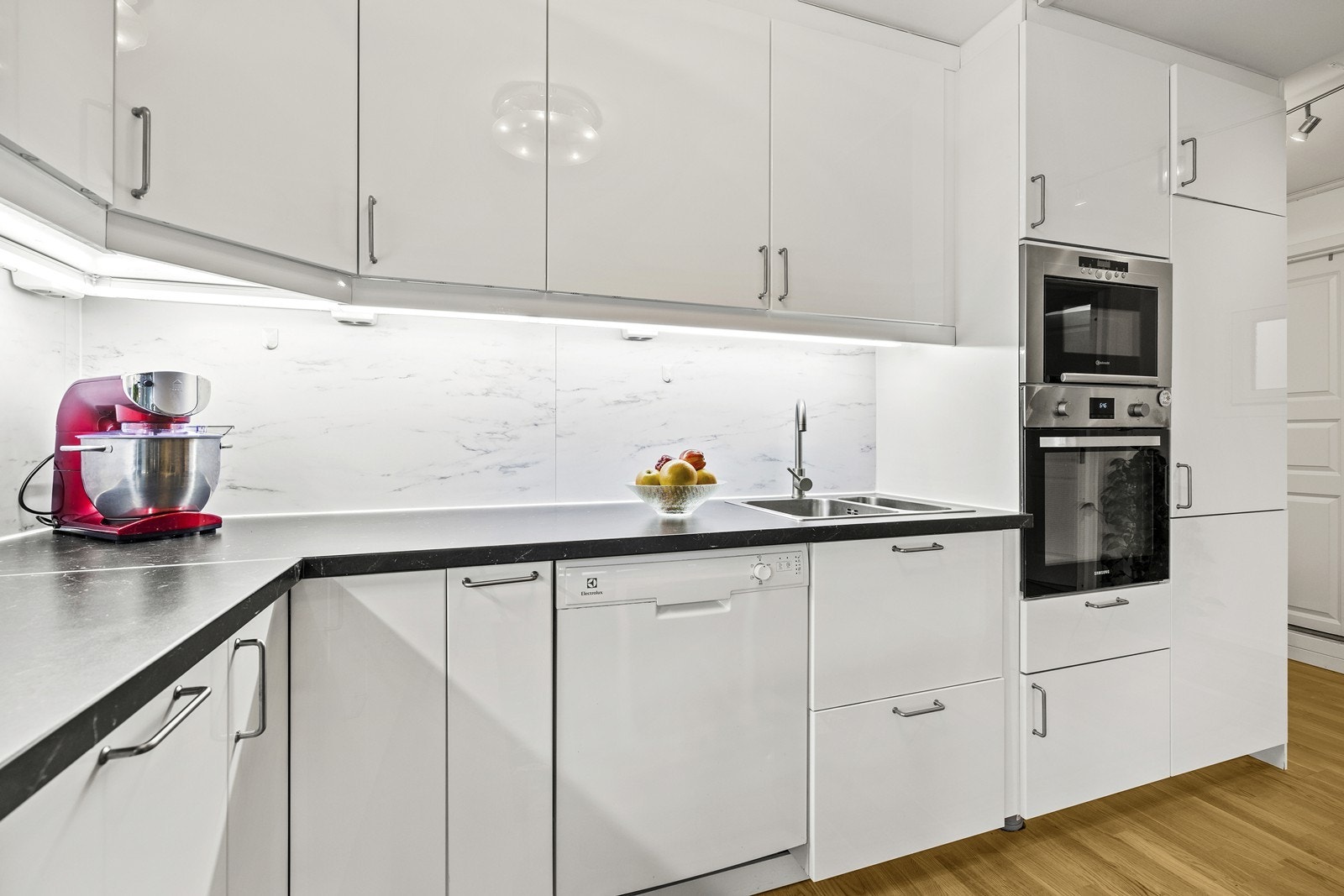 Laminatbenkeplate med dobbel oppvaskkum i stål og frittstående oppvaskmaskin. Galleribilde