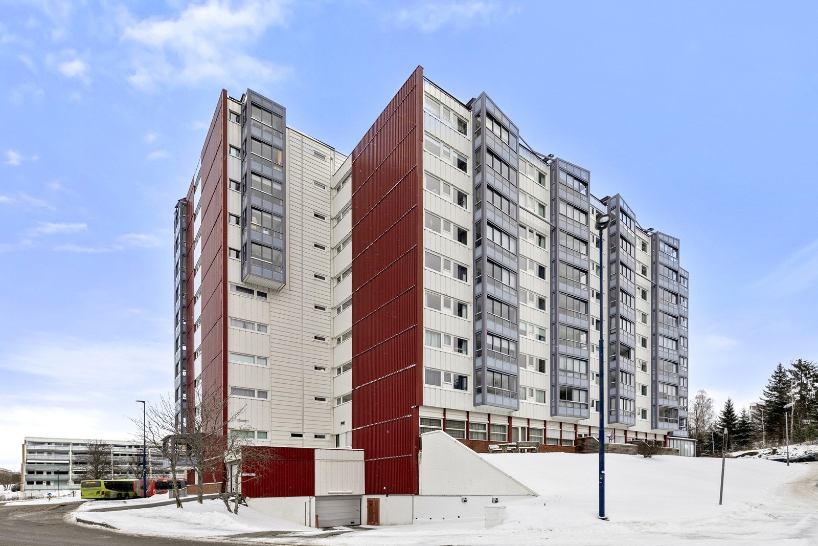 Leiligheten ligger i en høyblokk fra 1980 med heisadkomst. Galleribilde