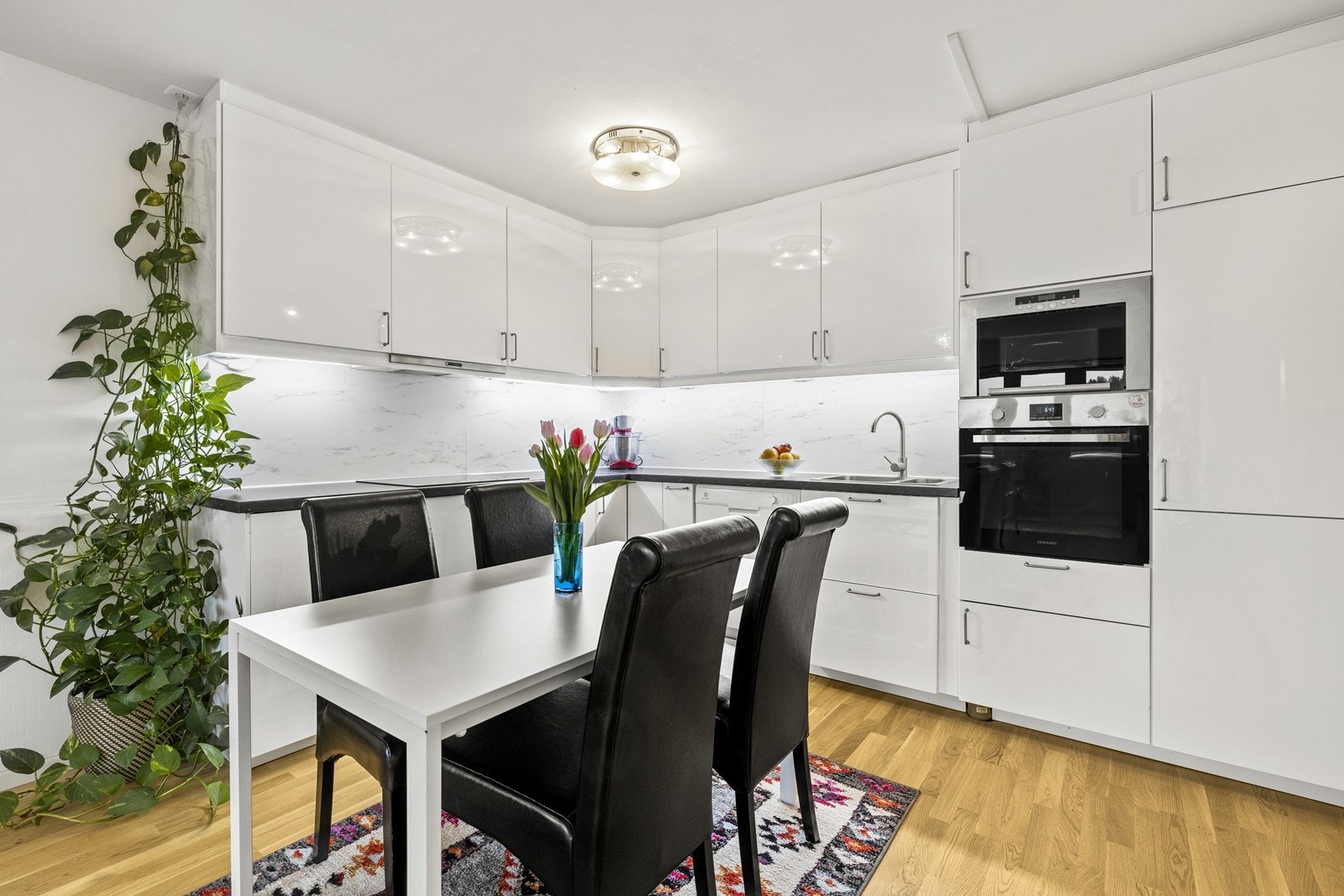 Innredningen er godt utnyttet med rikelig skap- og benkeplass. Galleribilde