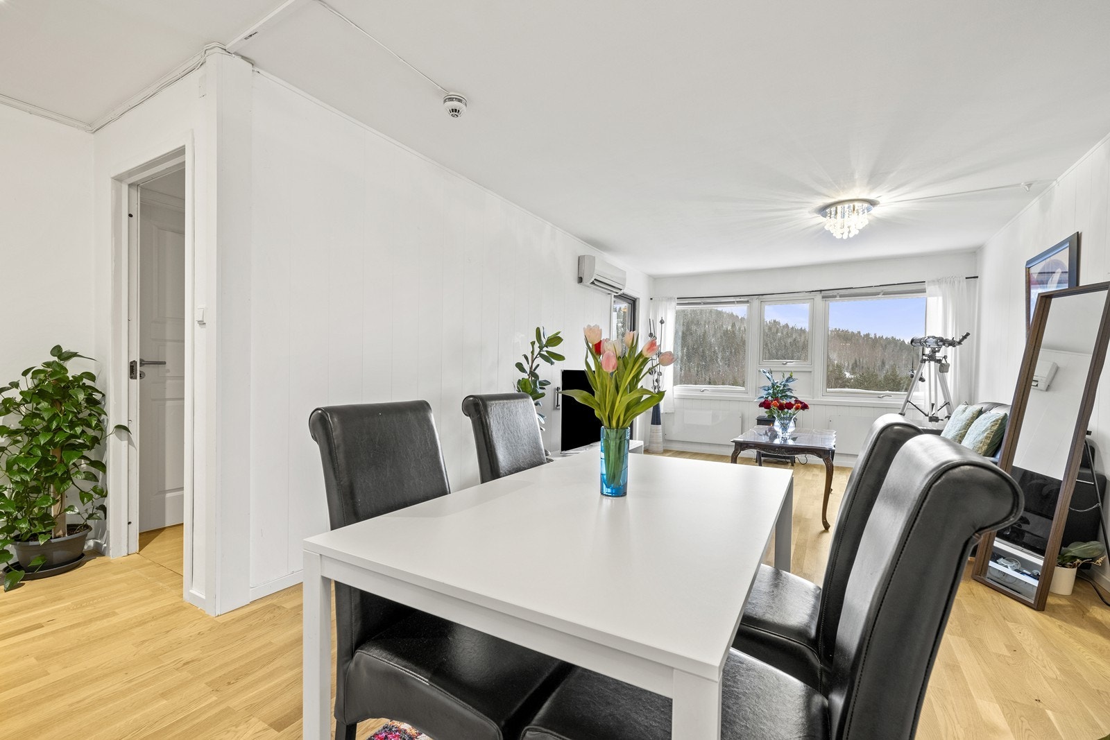 Spiseplassen er naturlig plassert mellom stuen og kjøkkenet. Galleribilde