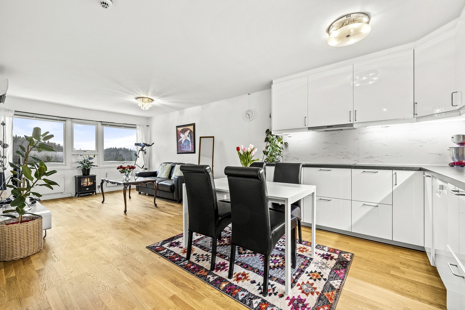 Den sosiale sonen har plass til både sofagruppe og spisebord, ideelt for hyggelige sammenkomster. Galleribilde