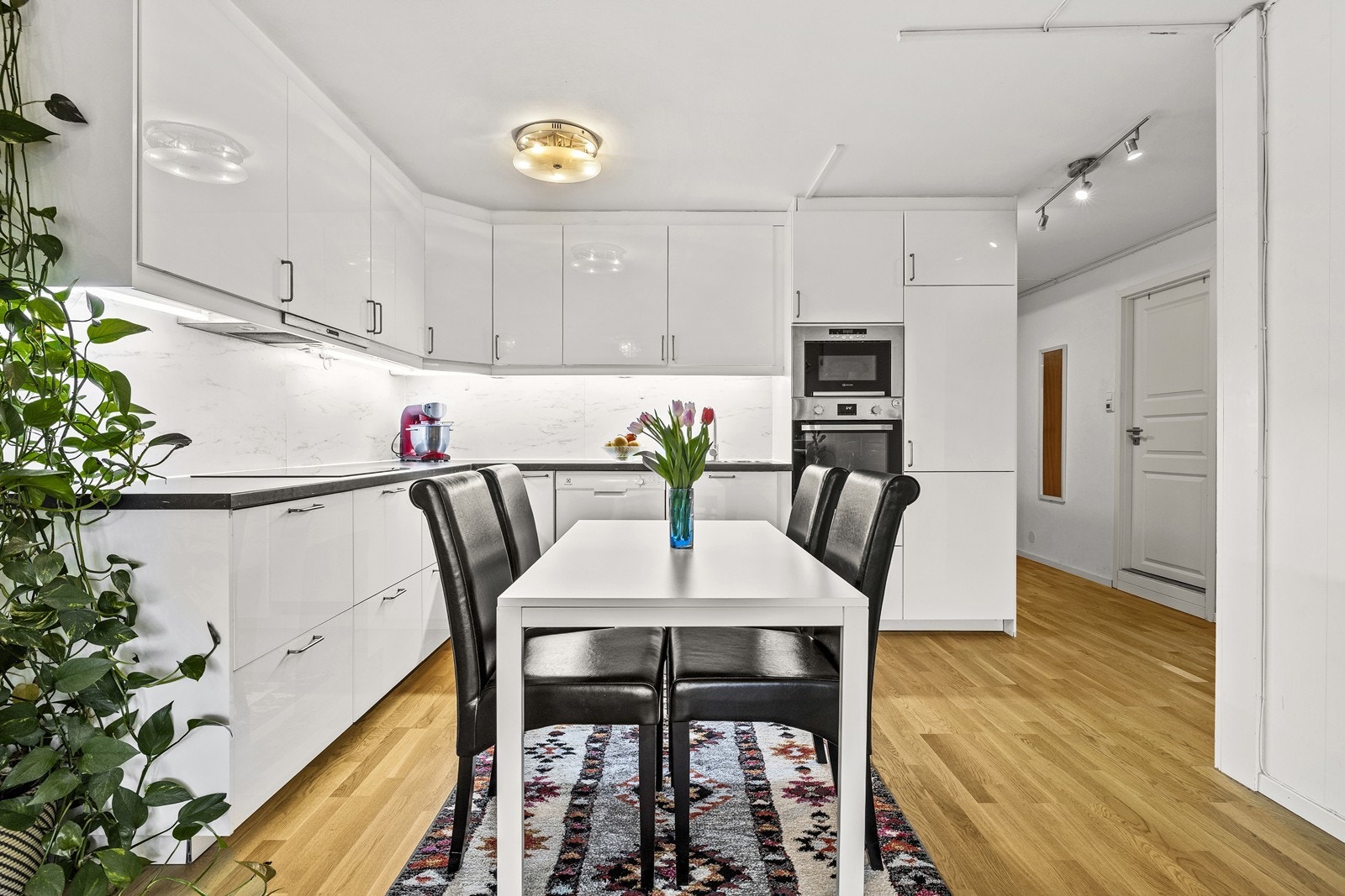 Kjøkkenet er en moderne Ikea-innredning fra 2023 med slette, lyse fronter. Galleribilde