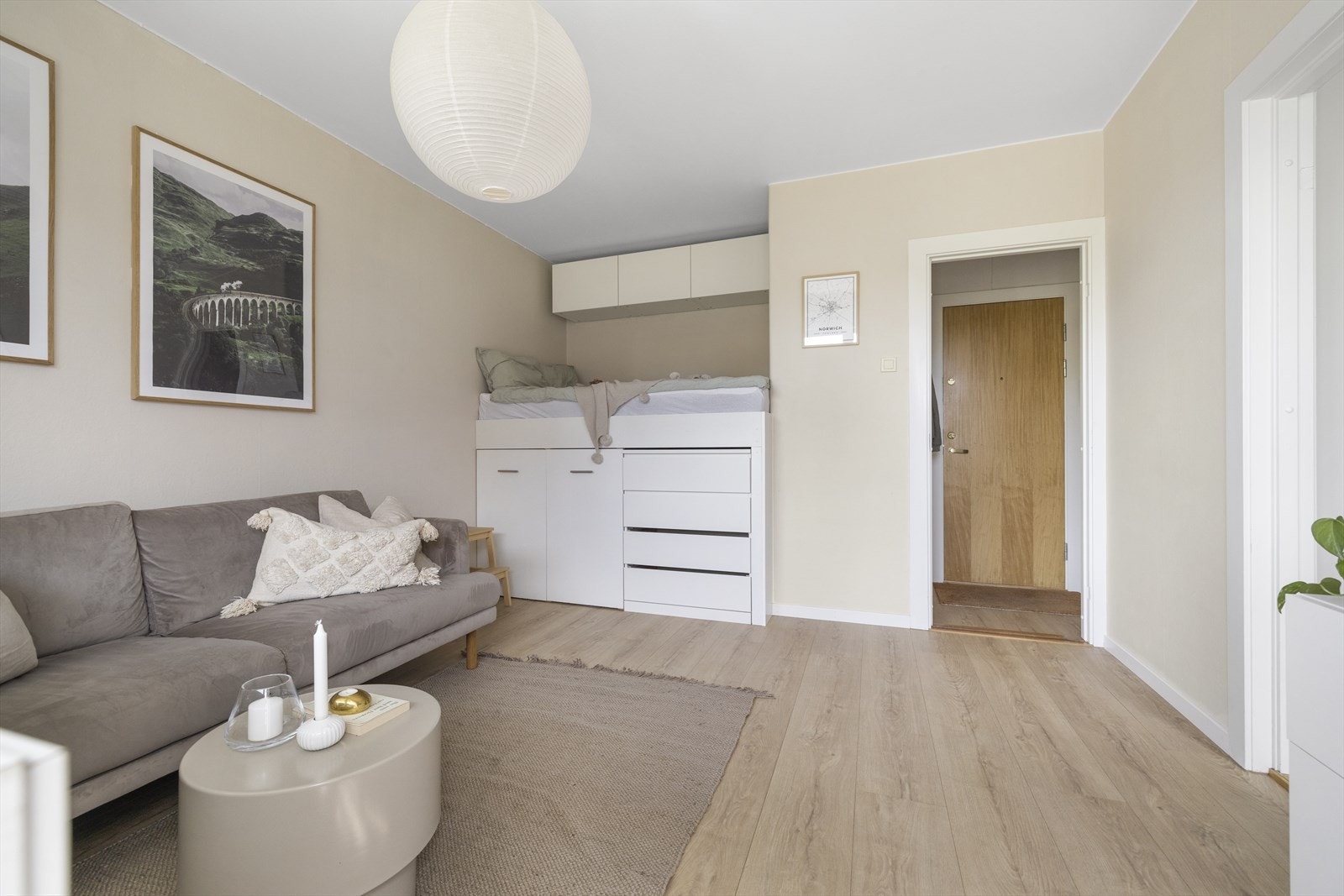 Nytt gulv (Berry alloc laminatgulv) lagt i 2021. Galleribilde