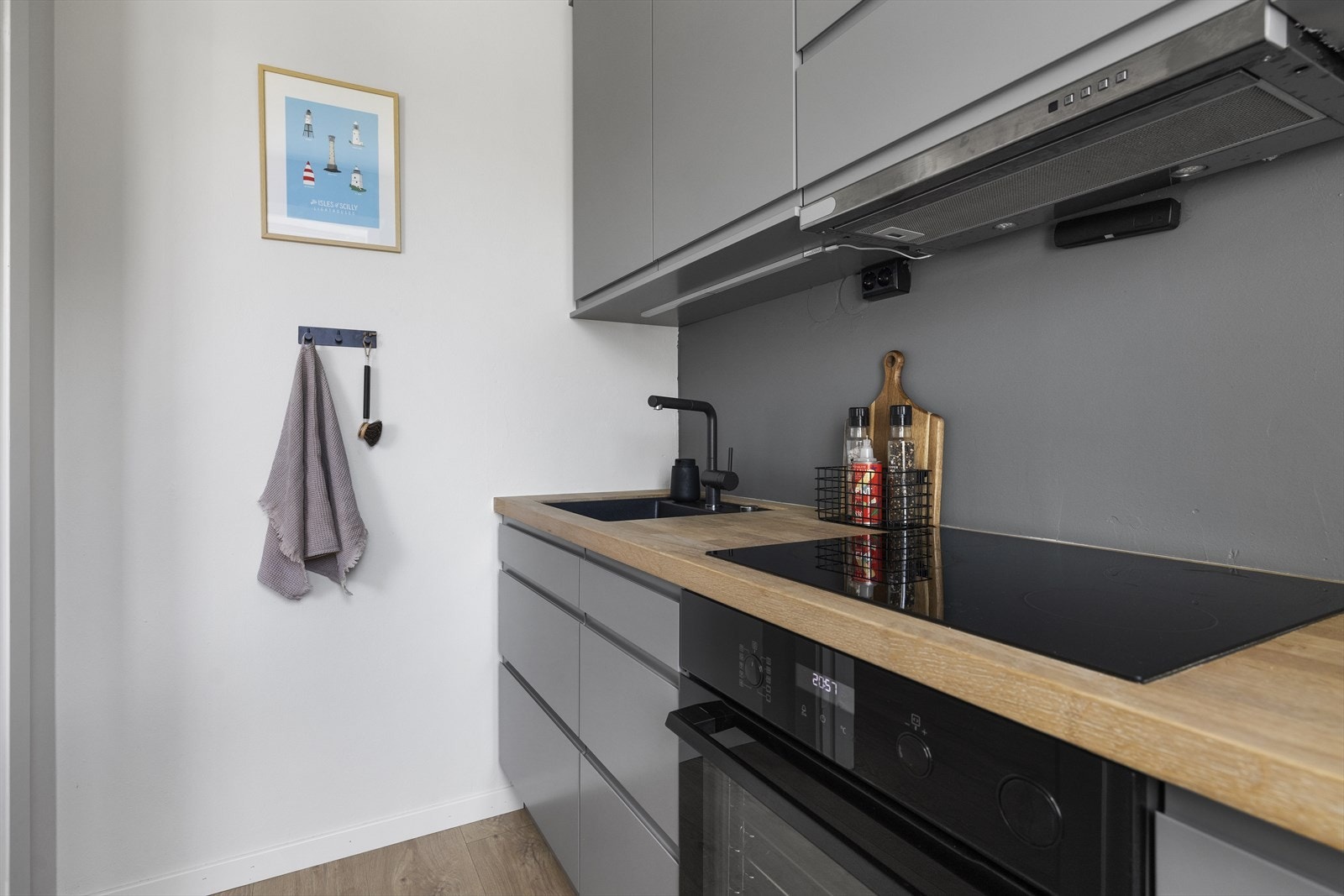 Integrerte hvitevarer: komfyr, keramisk topp og kjøleskuffer i benk. Disse medfølger salget. Galleribilde