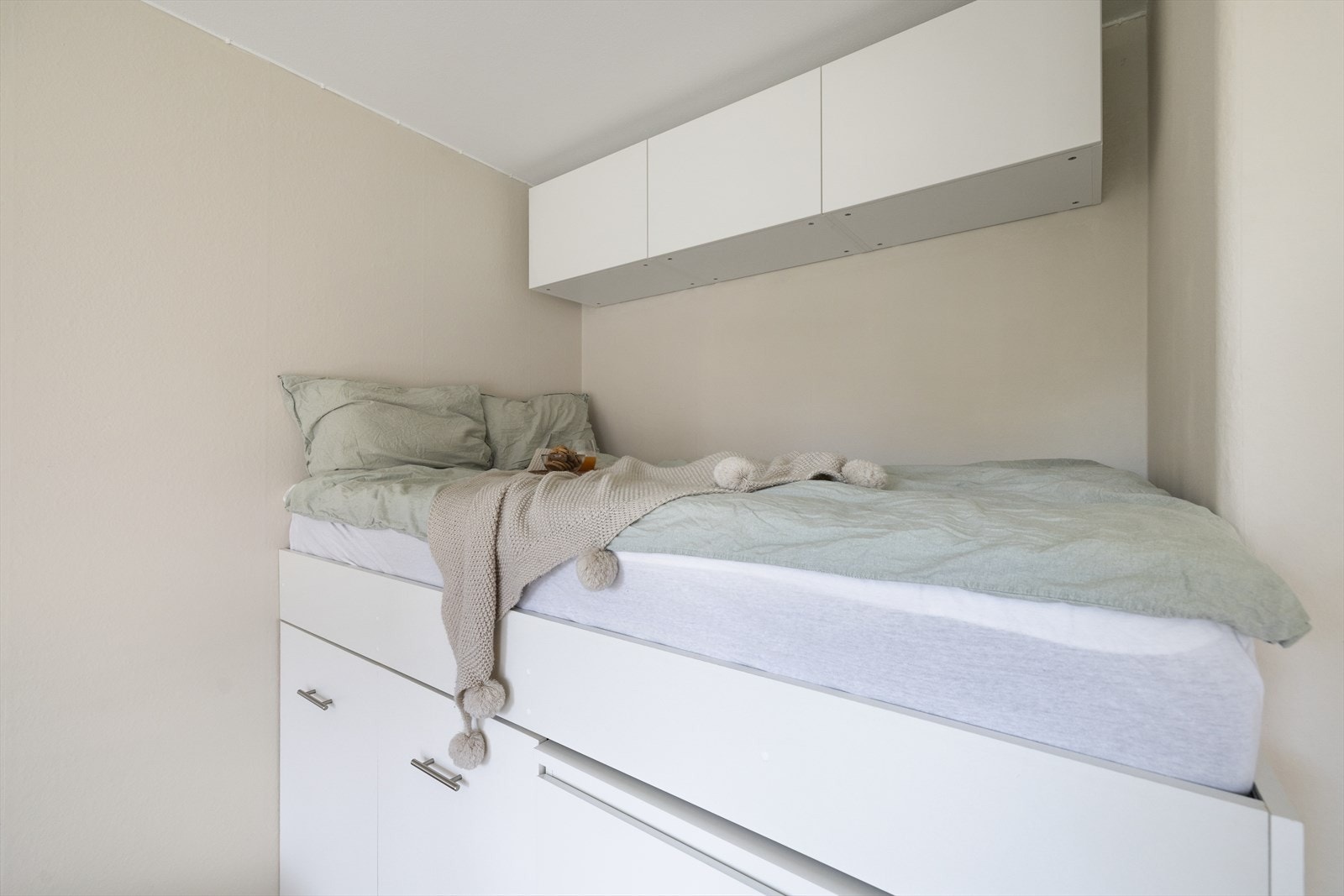 Seng, madrass og overmadrass er fra 2021 og medfølger salget. Galleribilde