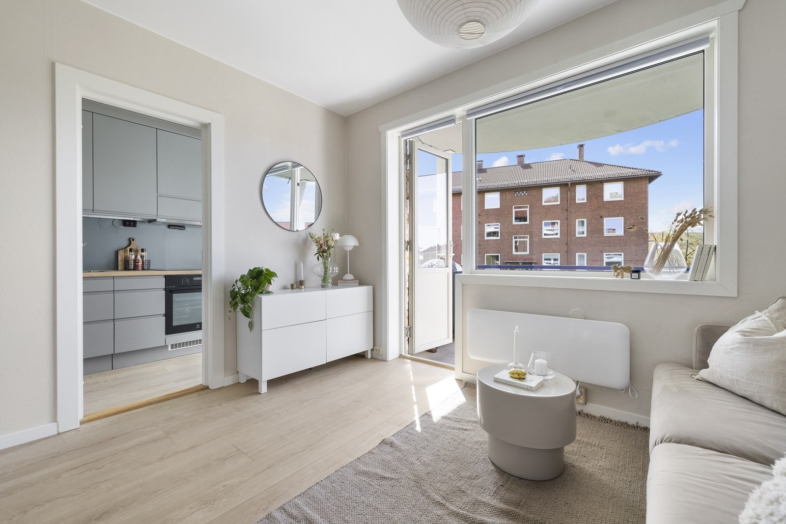 Den delvis åpne stue- og kjøkkenløsningen utgjør hoveddelen av leiligheten og gir mulighet for ulike innredningsløsninger. Galleribilde