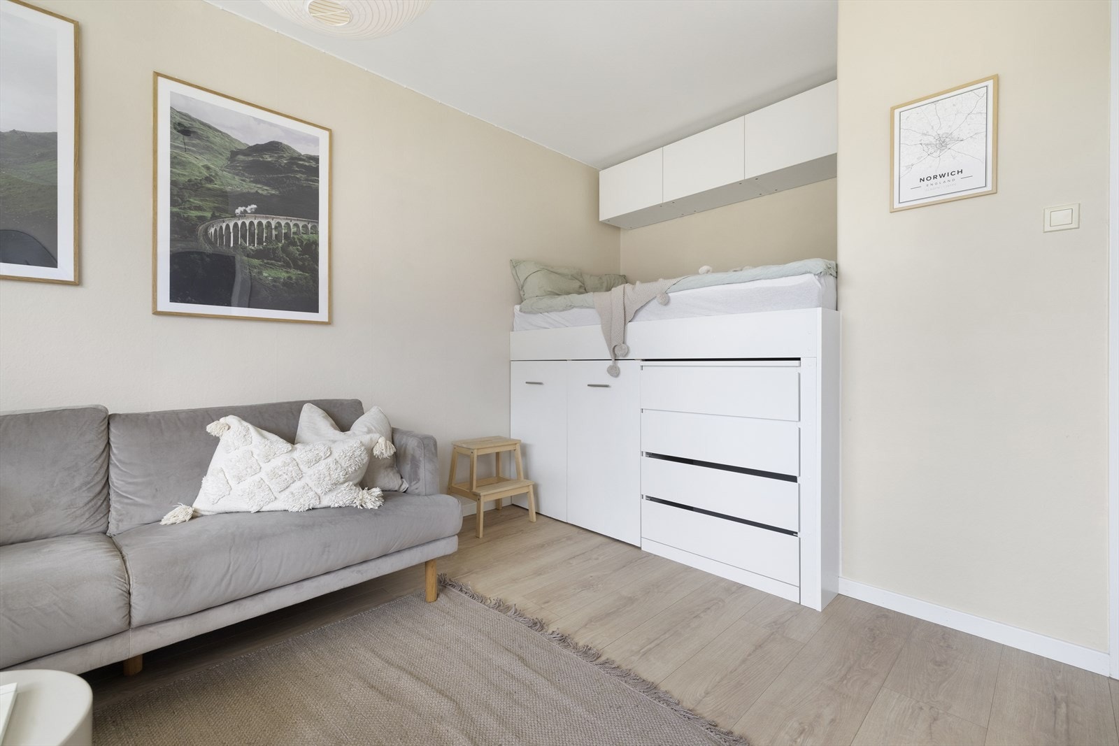 Meget praktisk alkove med avskjerming for "soverommet". Flere har satt opp en lettvegg hvis man ønsker en sonedeling Galleribilde