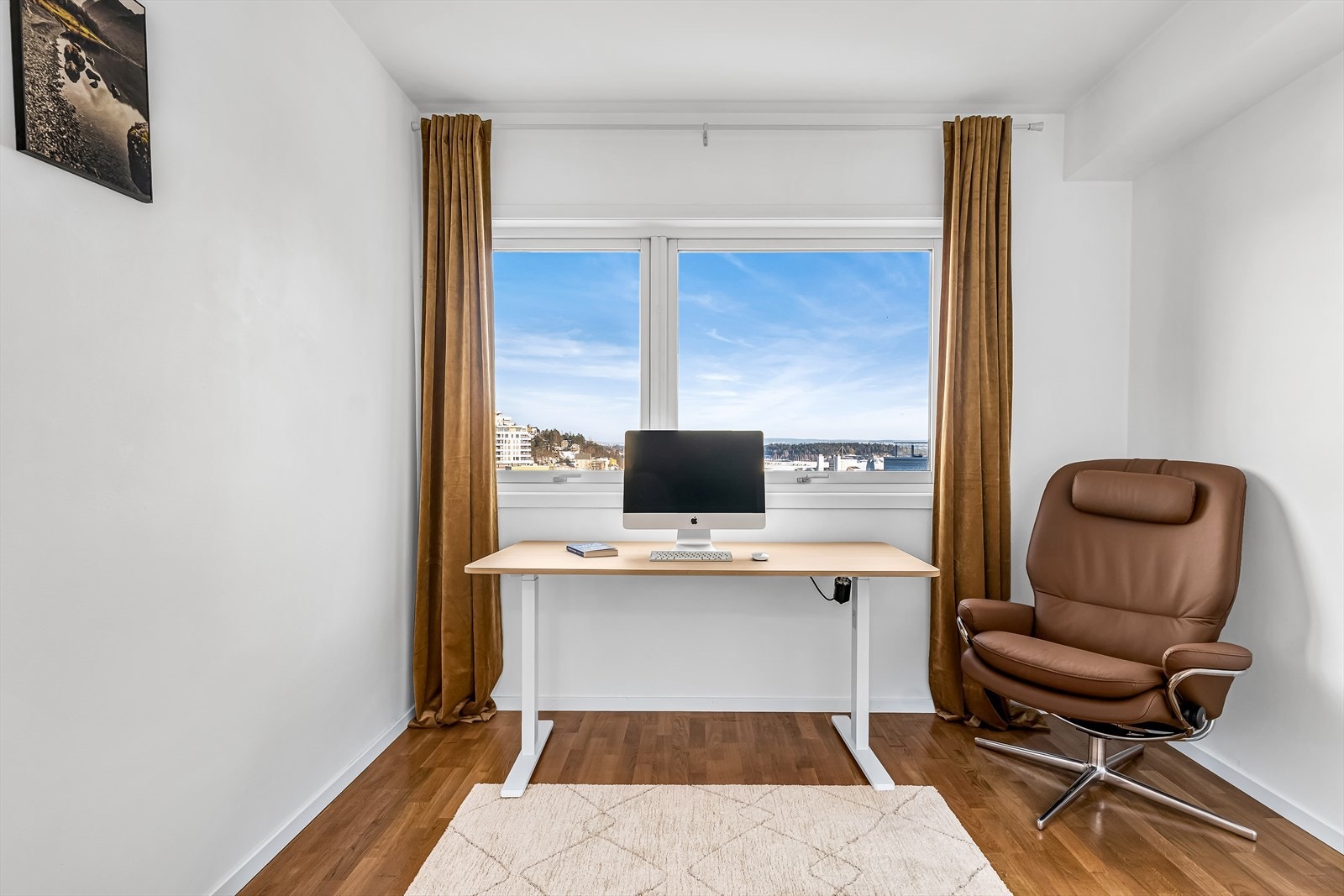 Det andre soverommet er fleksibelt og kan benyttes som gjesterom, kontor eller barnerom etter behov. Galleribilde