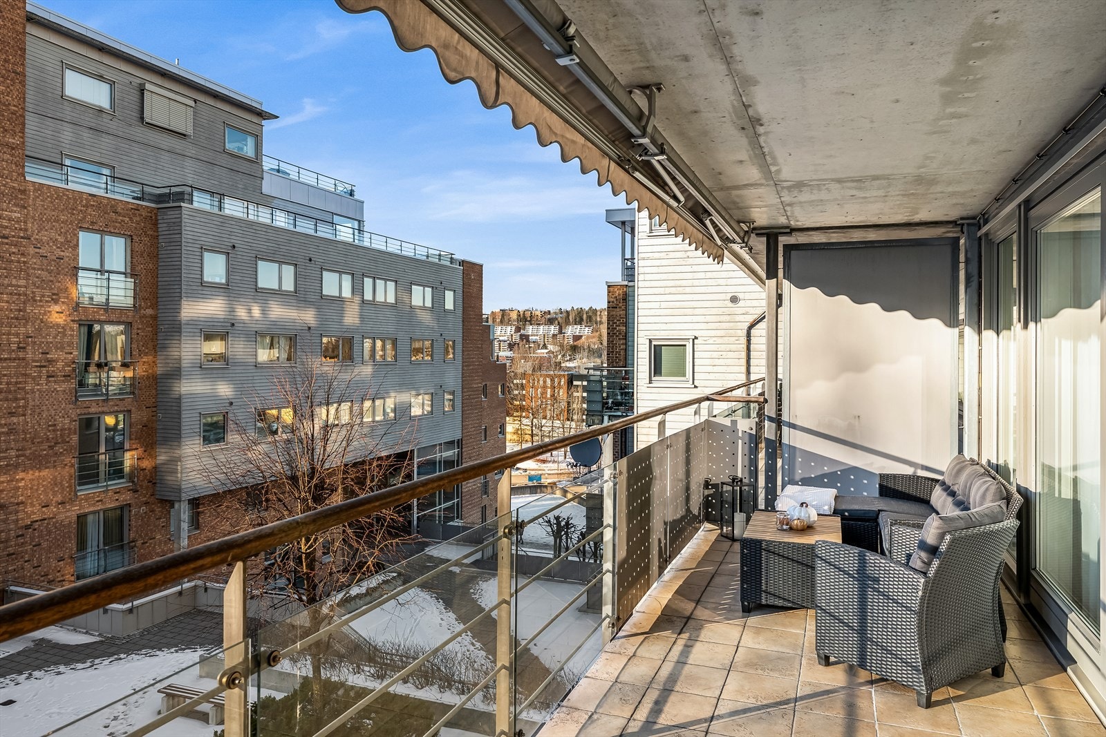 Fra stuen er det direkte utgang til en romslig balkong på ca. 15 kvm. Galleribilde