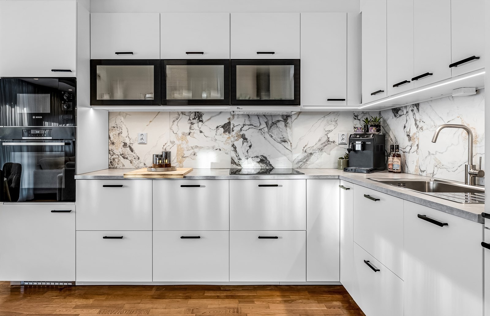 Kjøkkenet er blant annet utstyrt med integrert kjøl/frys, stekeovn, mikrobølgeovn og oppvaskmaskin. Galleribilde