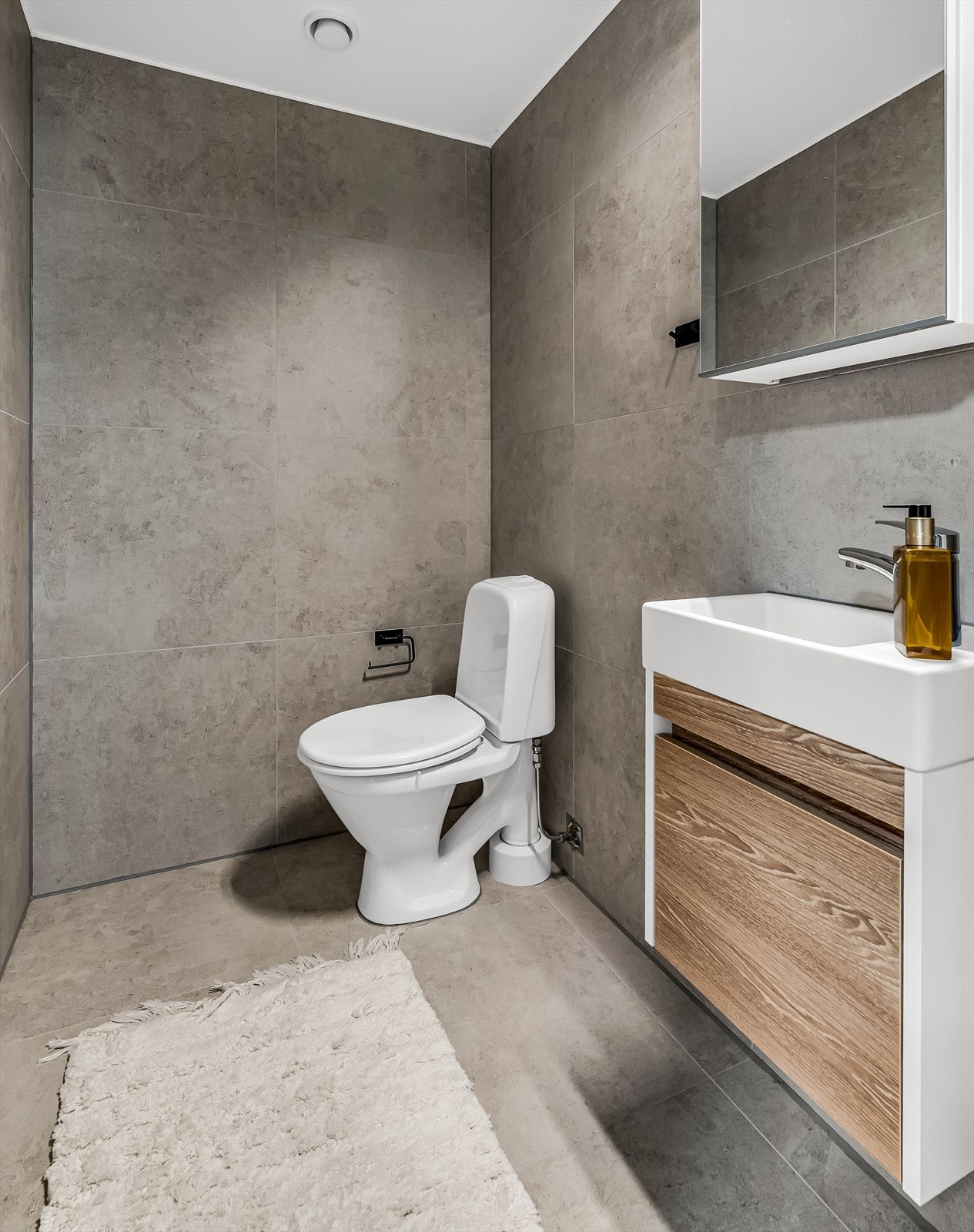 Toalettrommet er fra byggeår, men fikk nye overflater i 2025. Ifølge eier er det lagt flis på flis, og det er montert ny servant og speil. Galleribilde