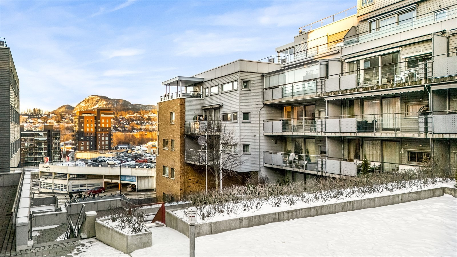 Her bor du med umiddelbar nærhet til butikker, spisesteder, bakeri, apotek og vinmonopol, samt kort gangavstand til Sandvika stasjon med tog-, buss- og flytogforbindelser mot Oslo og omegn. Galleribilde