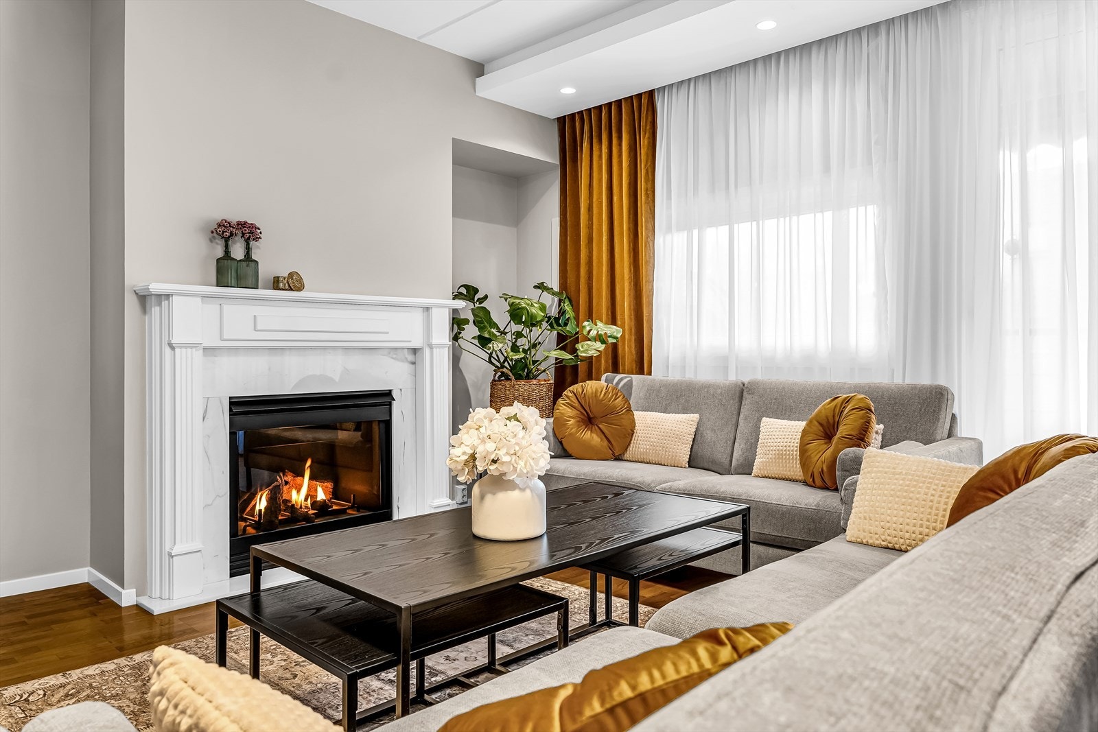 Stuen fremstår som lys og innbydende, med store vindusflater som gir rikelig med naturlig lys og et hyggelig utsyn. Galleribilde