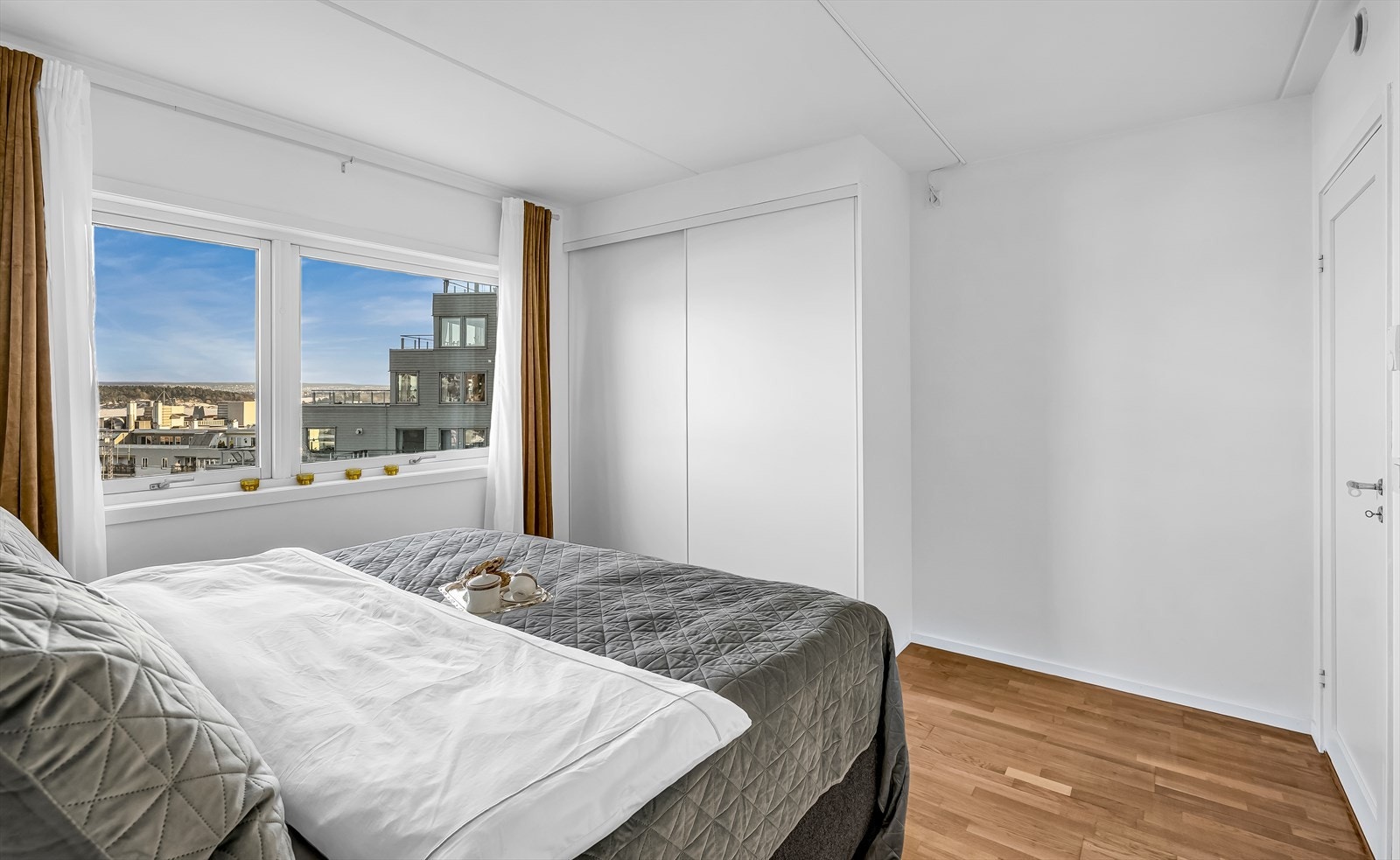 Hovedsoverommet har plass til dobbeltseng, garderobe og nattbord. Galleribilde