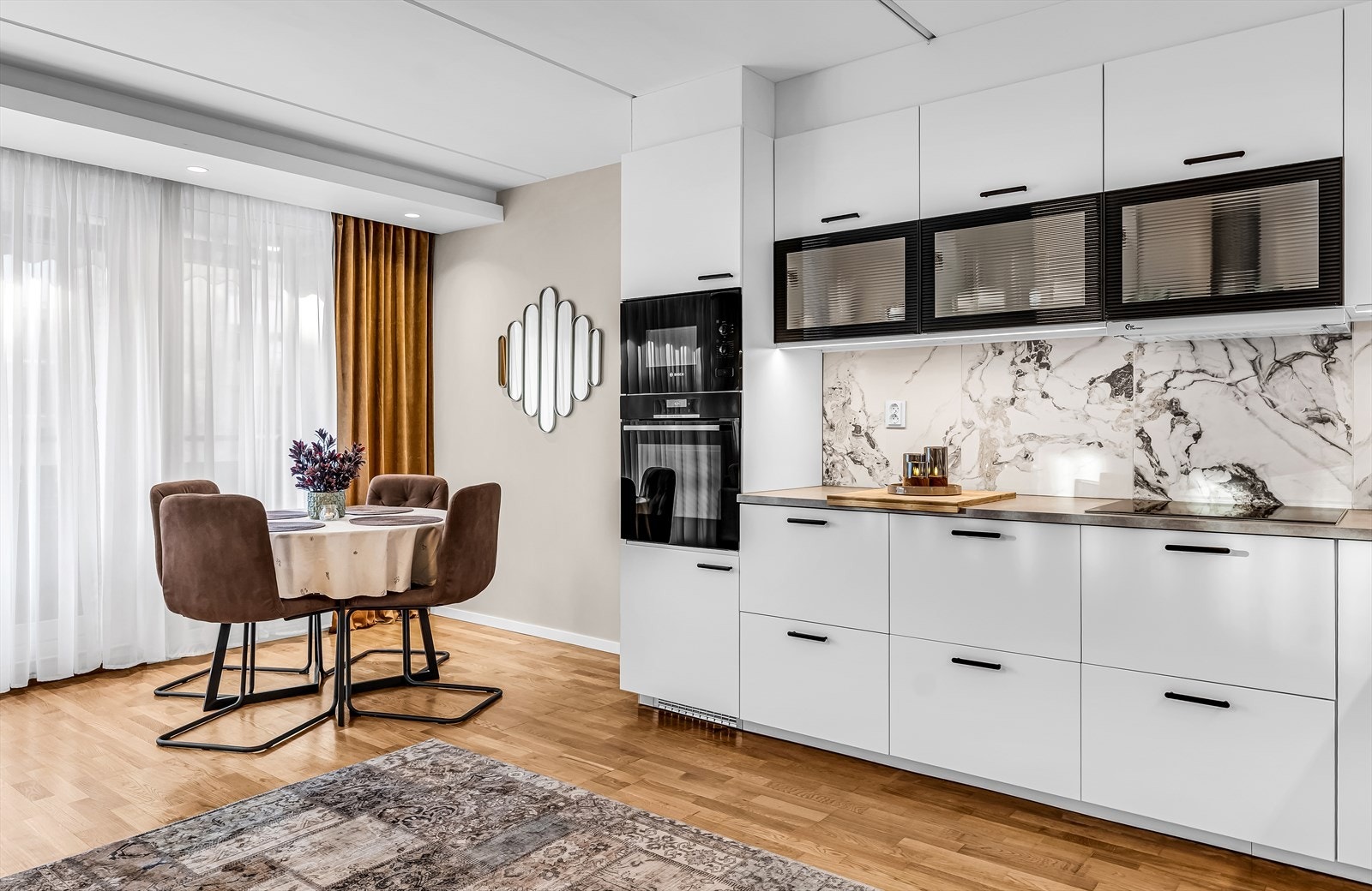 Stilrent og moderne kjøkken fra 2025 med funksjonell planløsning og tidsriktige materialer. Galleribilde