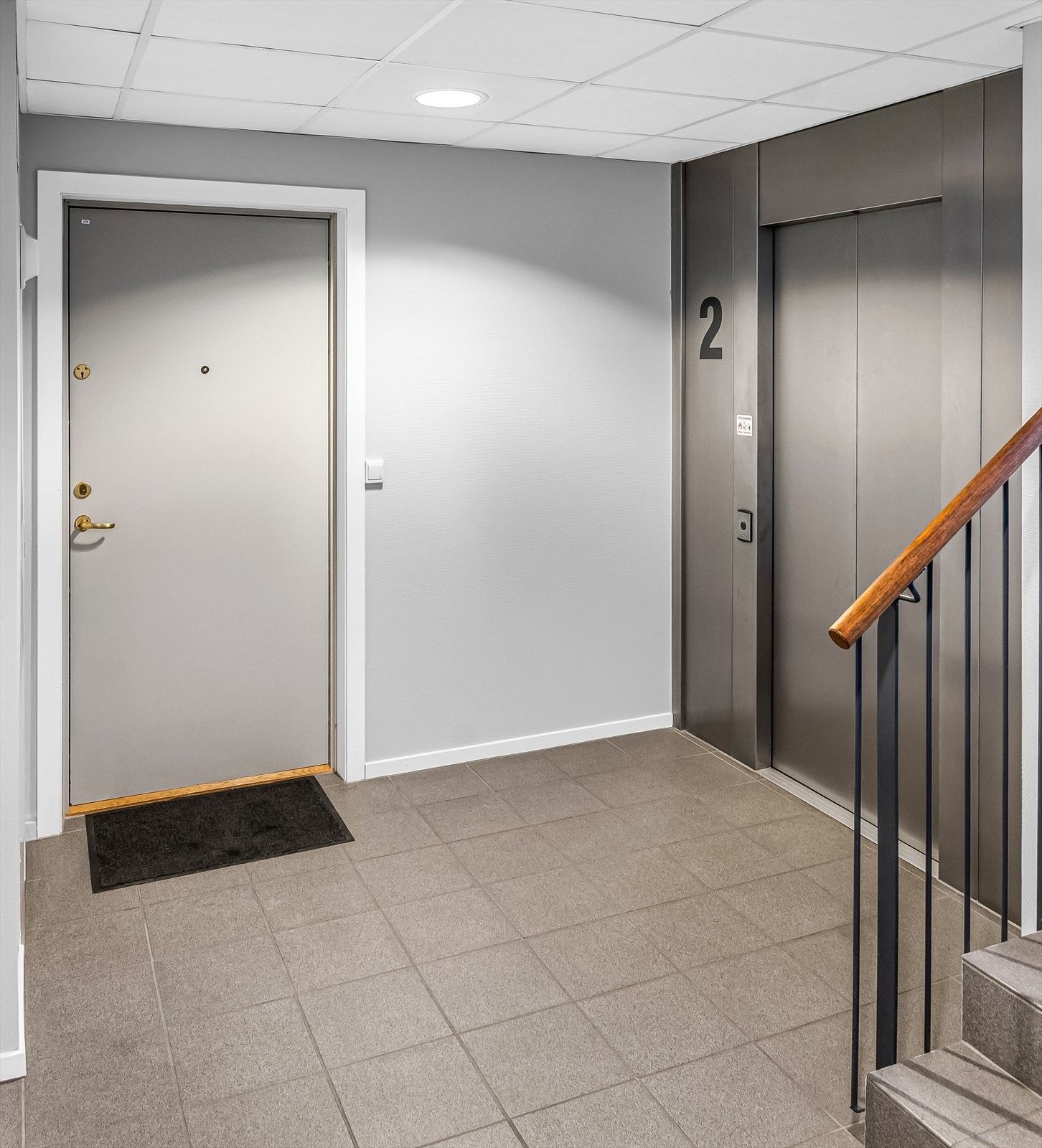 Leiligheten har komfortabel heisadkomst direkte til etasjen. Galleribilde