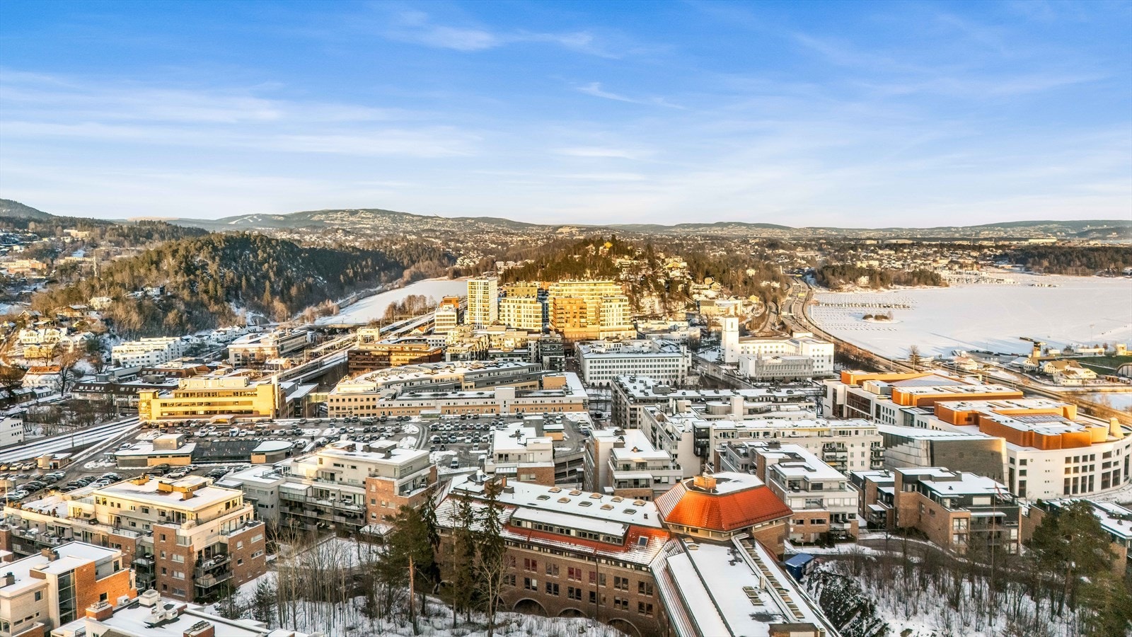 Leiligheten har en attraktiv og hyggelig beliggenhet i Sandvika, og samtidig et par minutters gange til alt Sandvika sentrum har å by på. Galleribilde