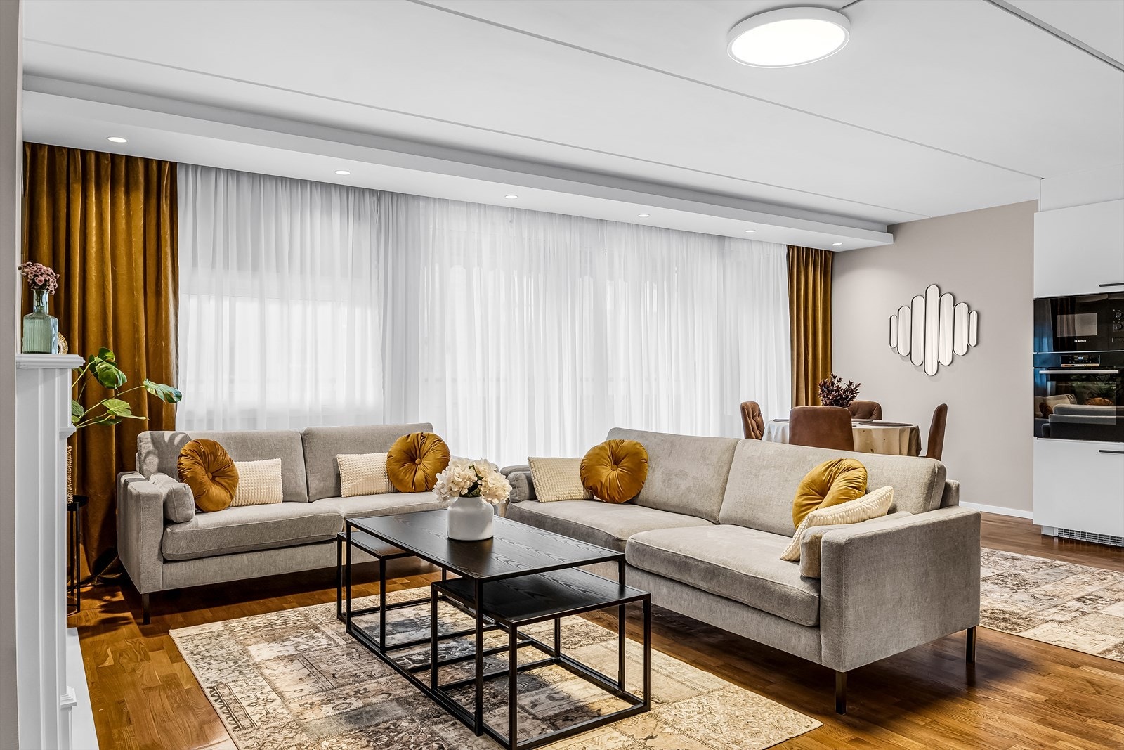 Rommet har en god planløsning med plass til både romslig sofagruppe og spisebord. Galleribilde