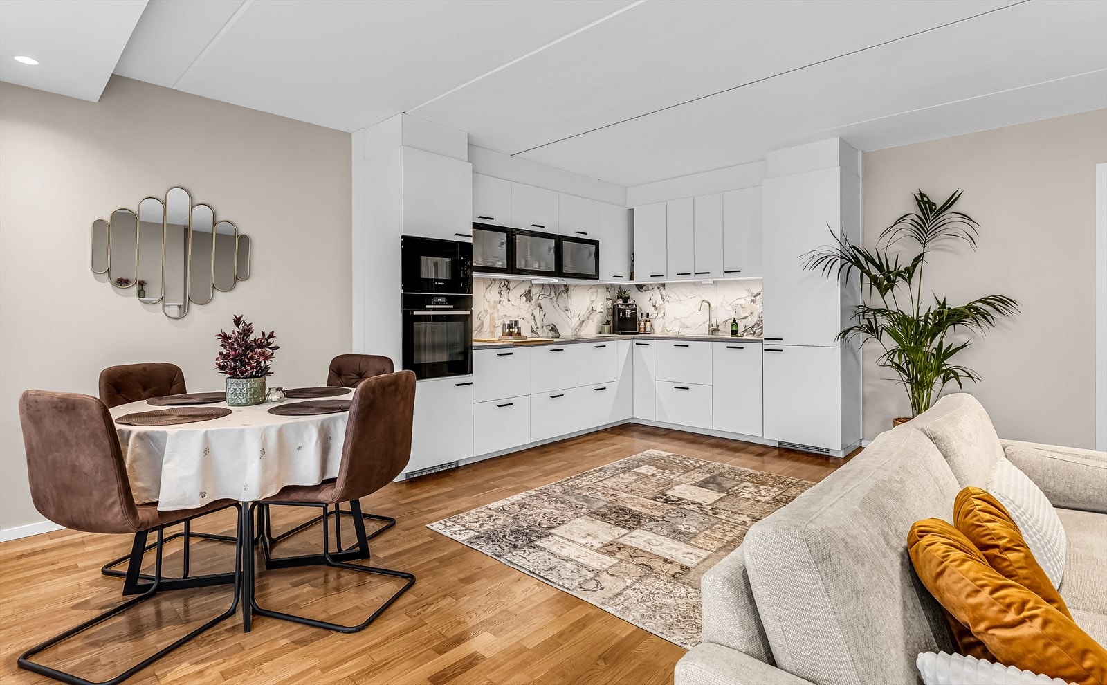 Her er det plass til spisebord og tilhørende sitteplasser, ideelt for både hverdagsmåltider og selskap. Galleribilde