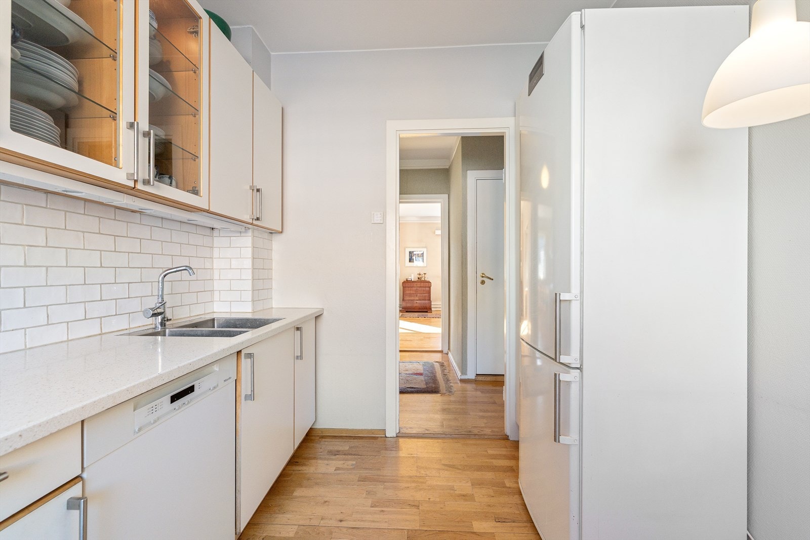 Det er integrert platetopp og stekeovn samt avsatt plass til frittstående kjøleskap og oppvaskmaskin. Galleribilde