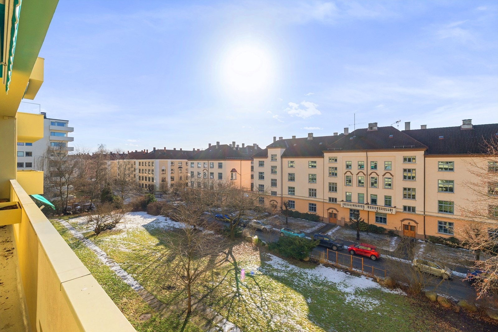 Fra balkongen er det åpent og fint utsyn mot sameiets frodige felles hage. Galleribilde