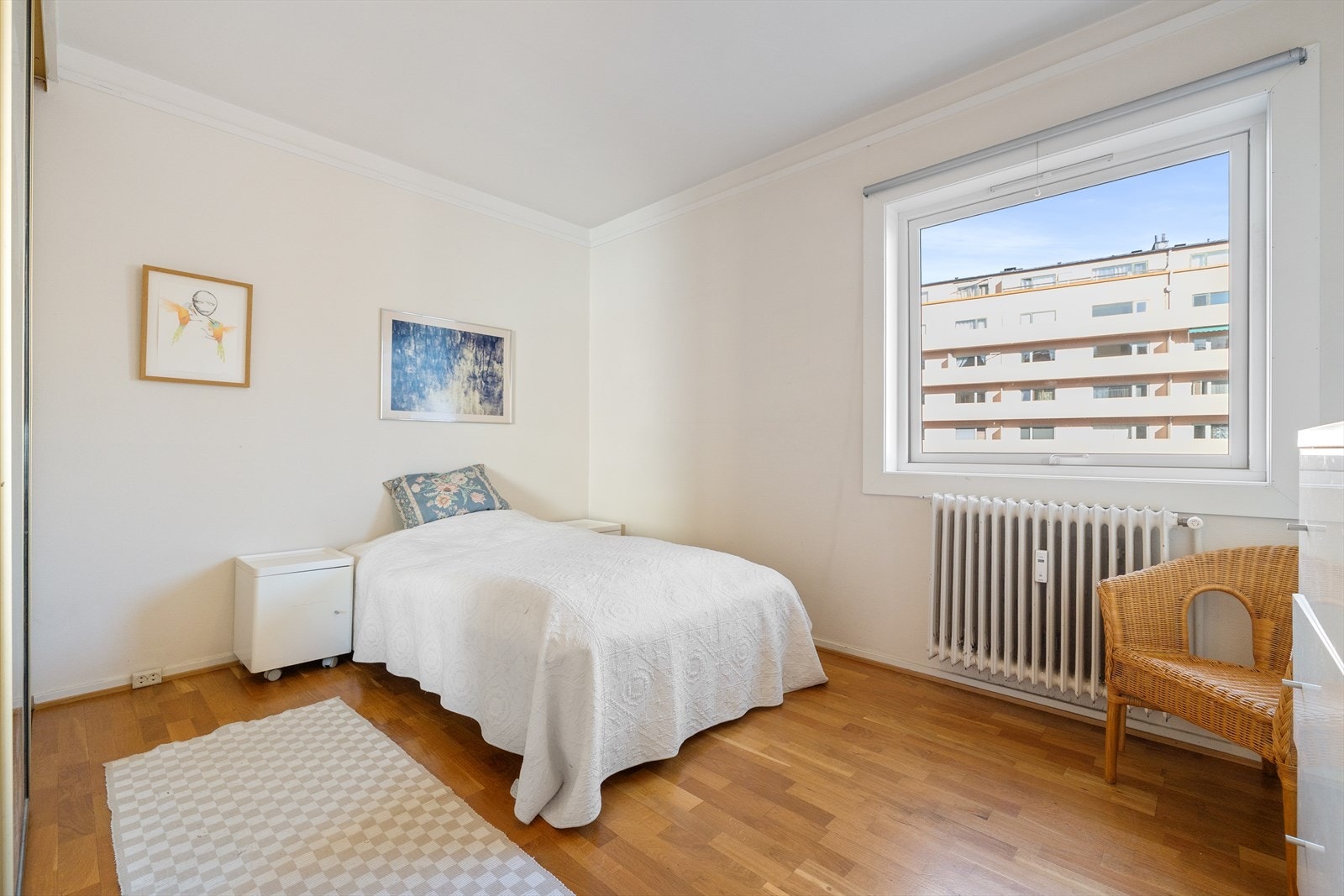 Hovedsoverommet er romslig, og har god plass til dobbeltseng, nattbord og skyvedørsgarderobe. Galleribilde