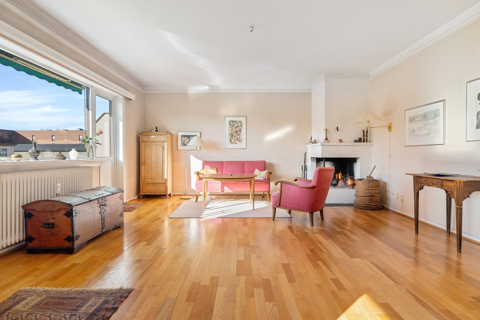 Leiligheten har en innbydende og lys stue av god størrelse. Galleribilde