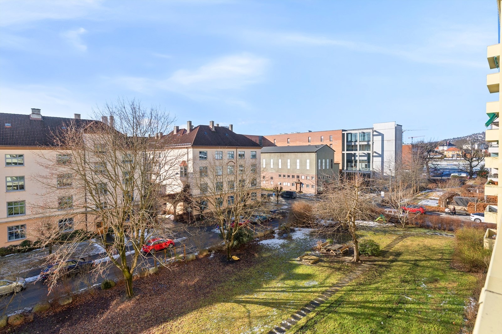 Her bor du skjermet og tilbaketrukket i 4. etasje uten sjenerende innsyn eller gjenboere. Galleribilde
