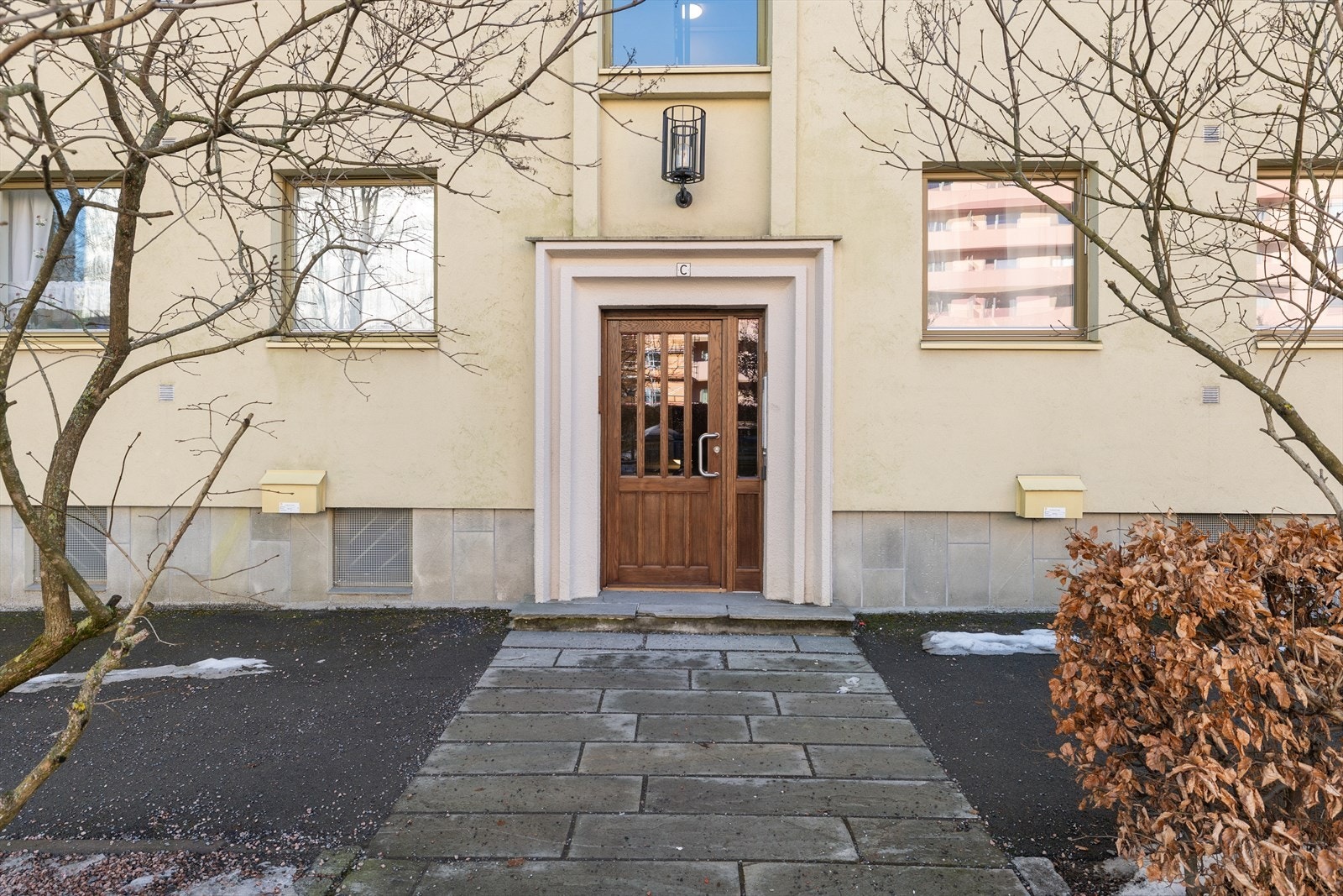 Adkomst via hyggelig, pent opparbeidet inngangsparti. Galleribilde