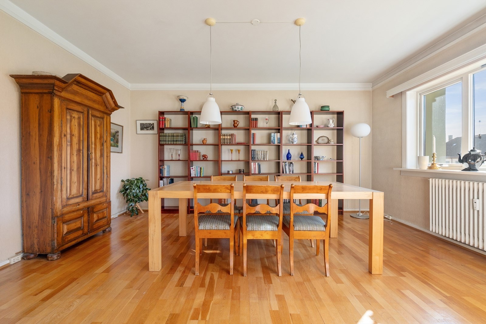 Her er det god plass til stor spiseavdeling - perfekt for sosiale sammenkomster med venner og familie. Galleribilde