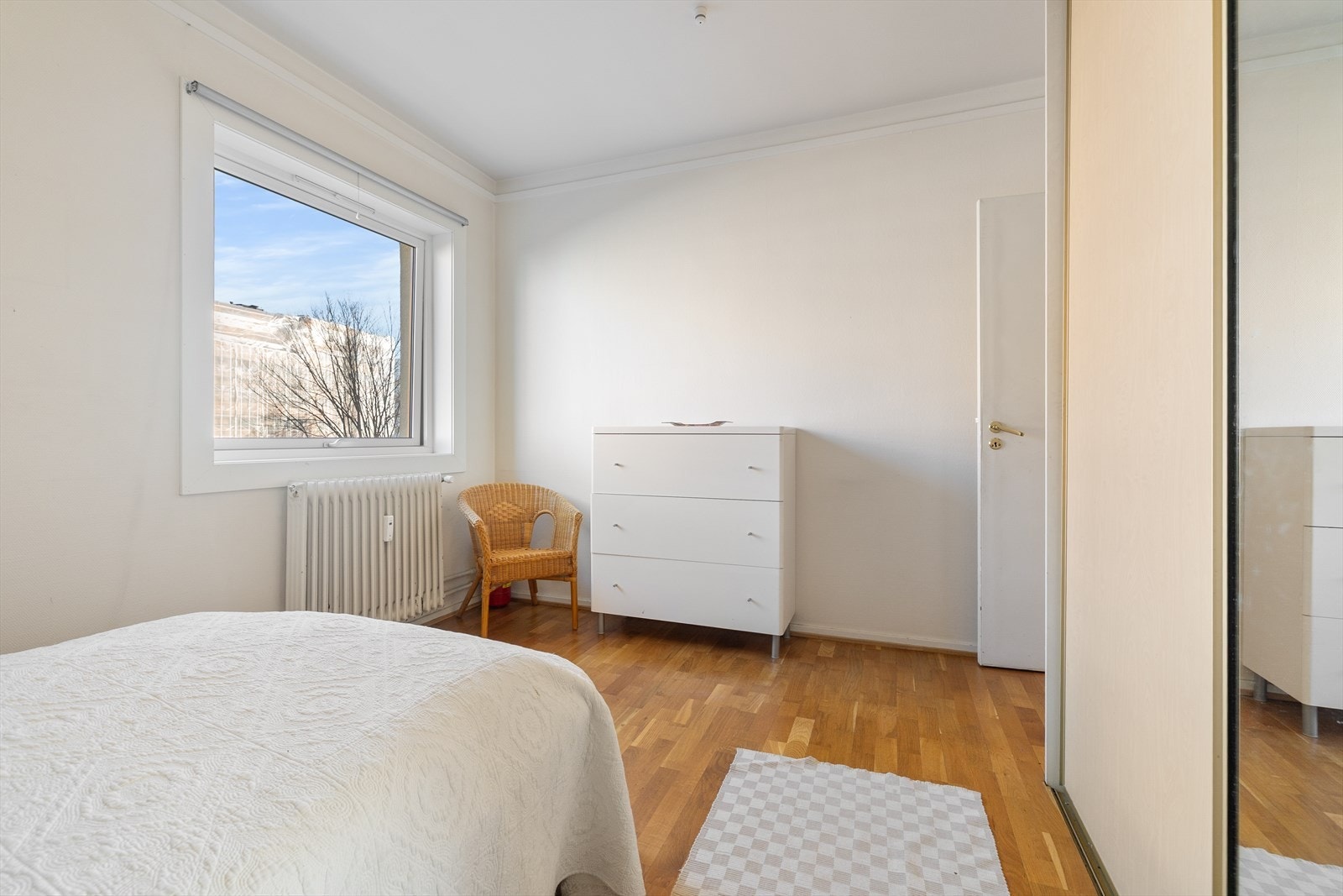 Begge soverommene har store vindusflater som sikrer godt med lys og luft. Rommene vender mot rolige fellesarealer. Galleribilde