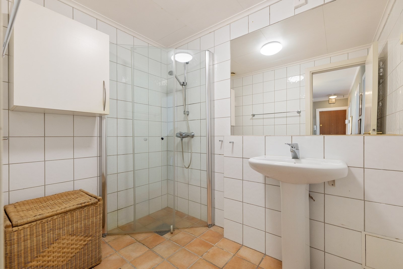 Bad med flislagte overflater og gulvvarme. Det er opplegg for vaskemaskin. Galleribilde