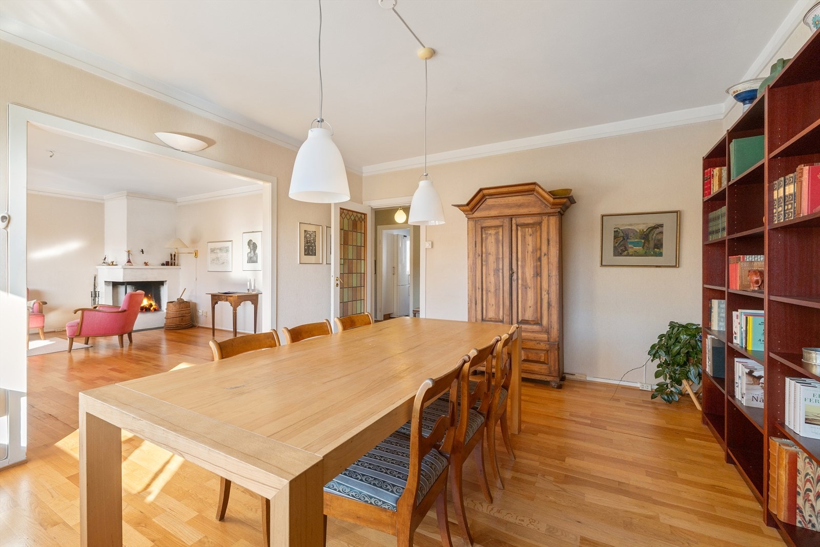Overflatene består av parkett og veggene er malt i en lys fargetone. Galleribilde