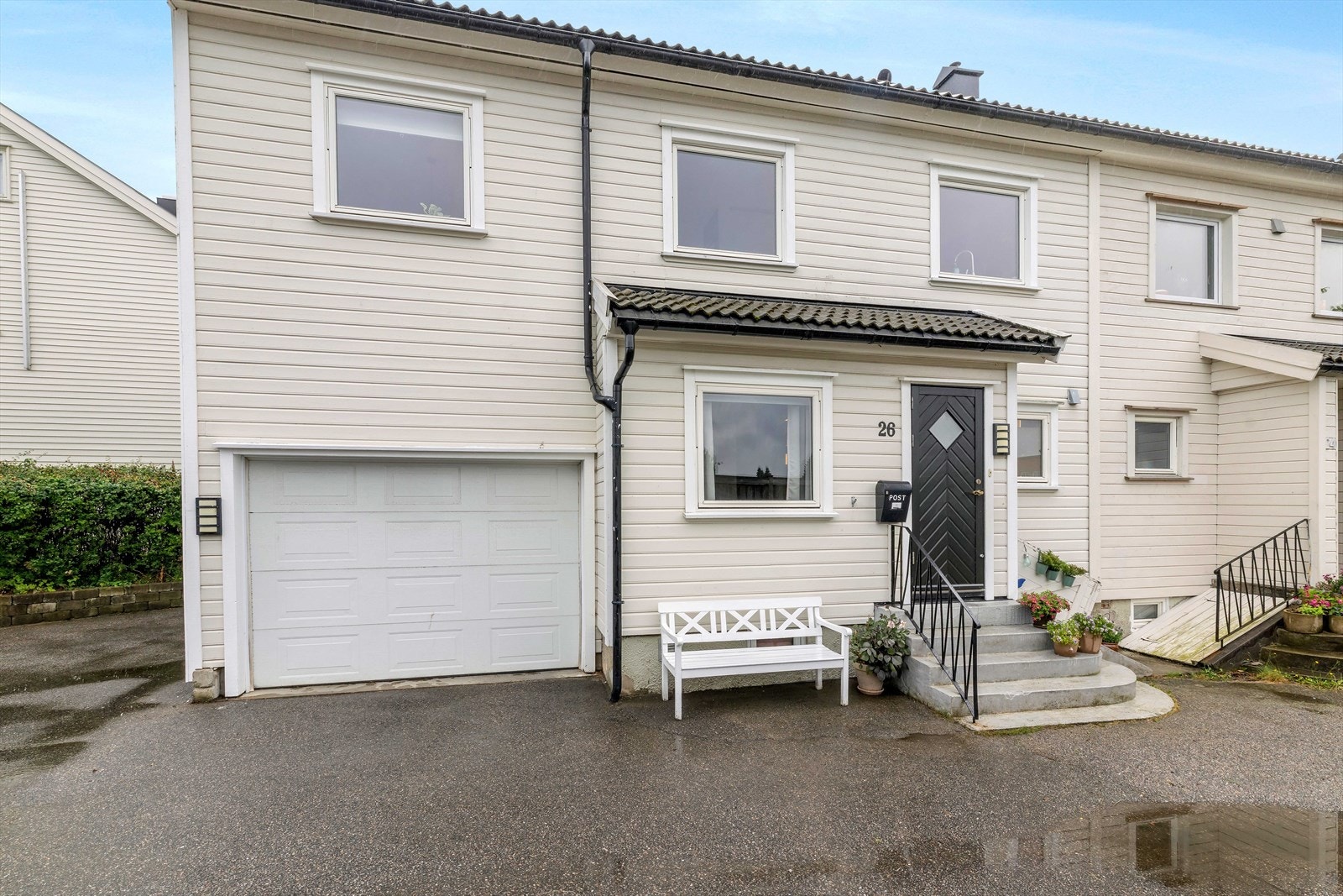 Boligen har integrert garasje. Utleid kjeller har adkomst via egen kjellerinngang bak pottene like til høyre for hovedinngangen. Galleribilde