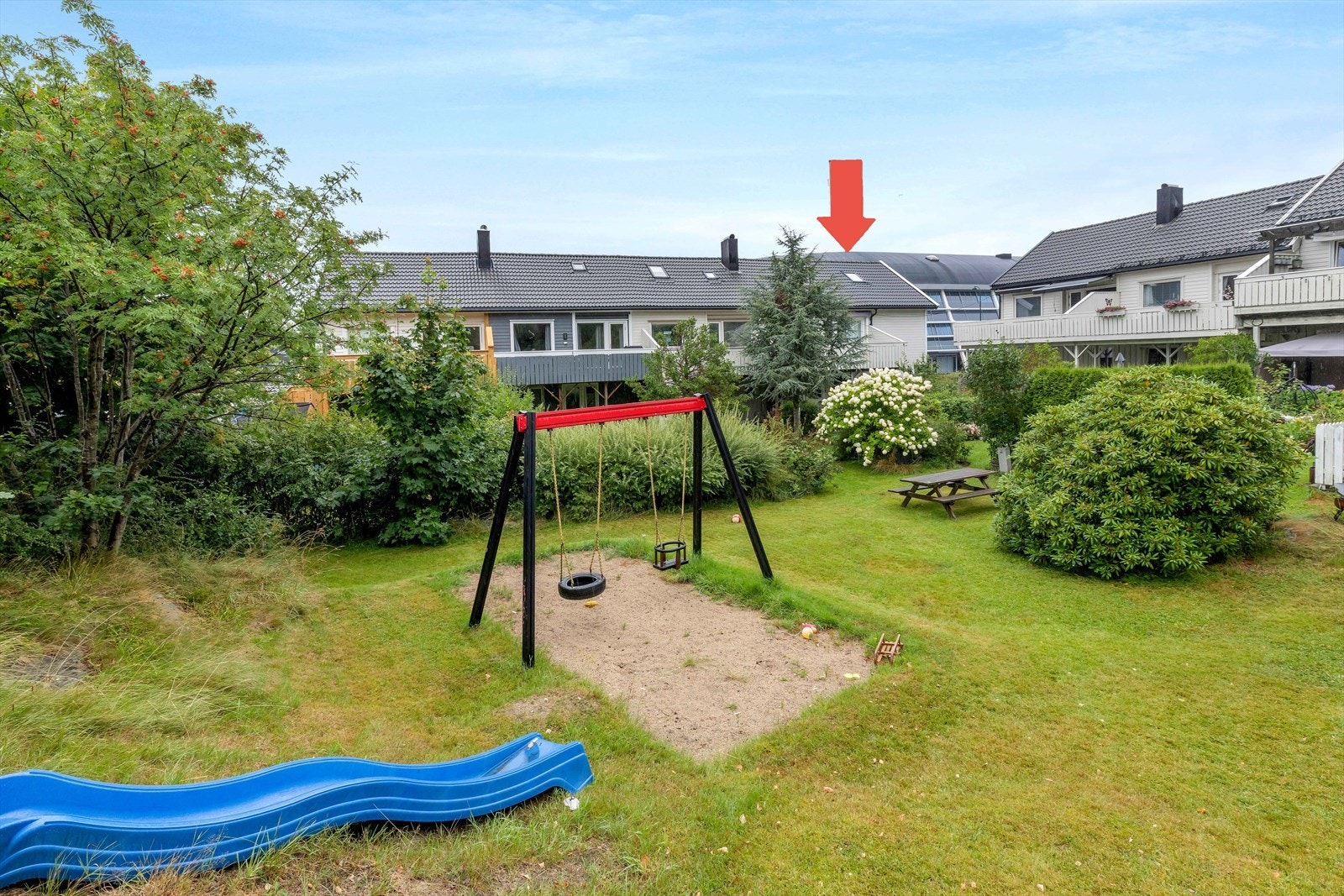 Dette er et pent og romslig enderekkehus med fin intern beliggenhet i borettslaget. Galleribilde