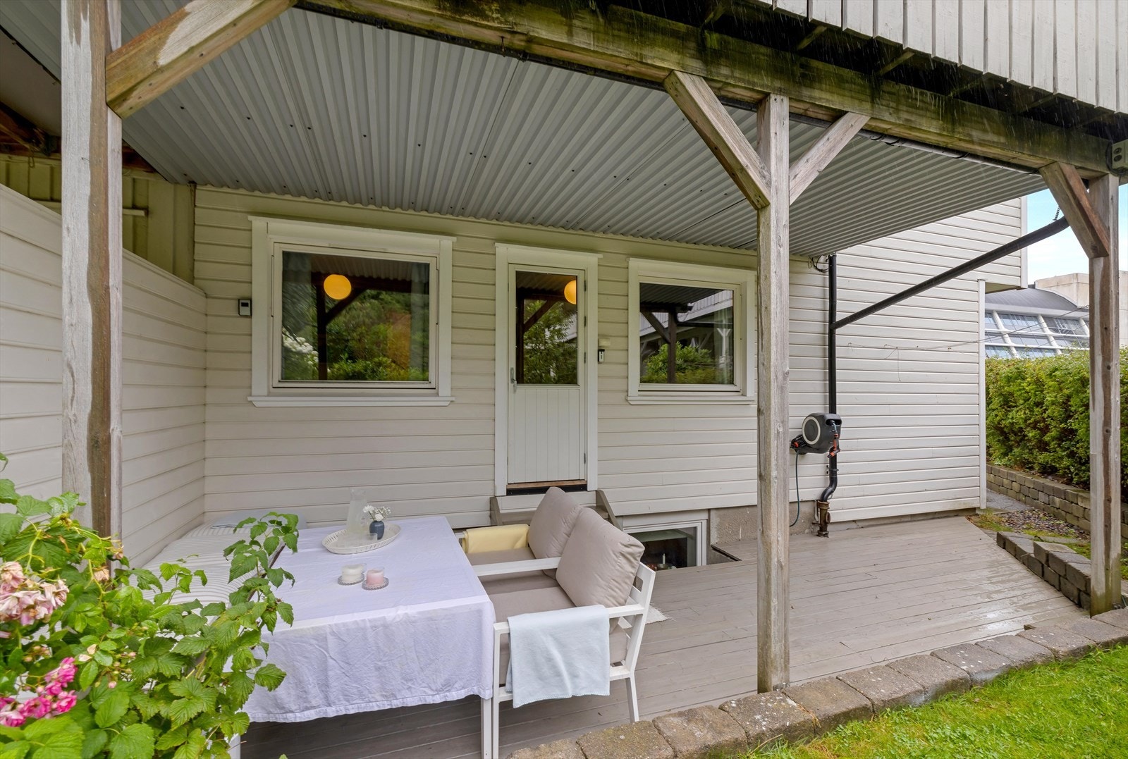 Uteplassen utenfor er overbygget. Galleribilde