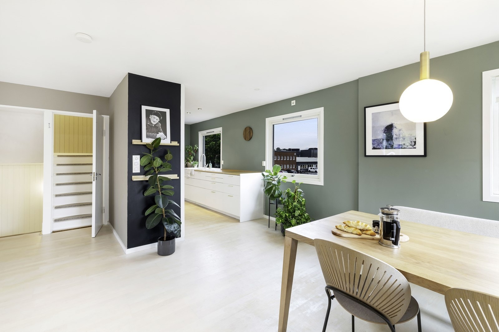 Kjøkken og spisestue. Galleribilde