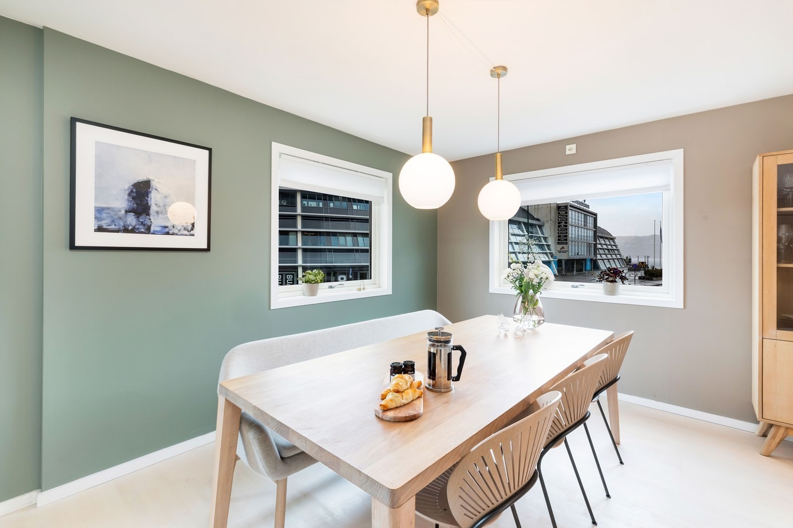 Spiseplass i stue. Galleribilde