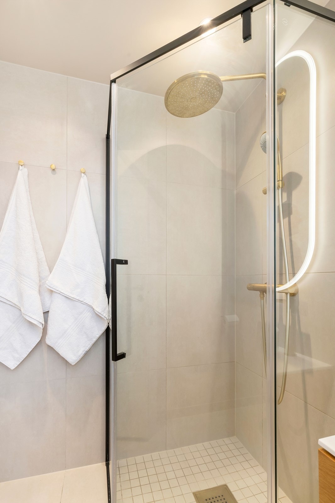 Dusjhjørne i glass. Galleribilde